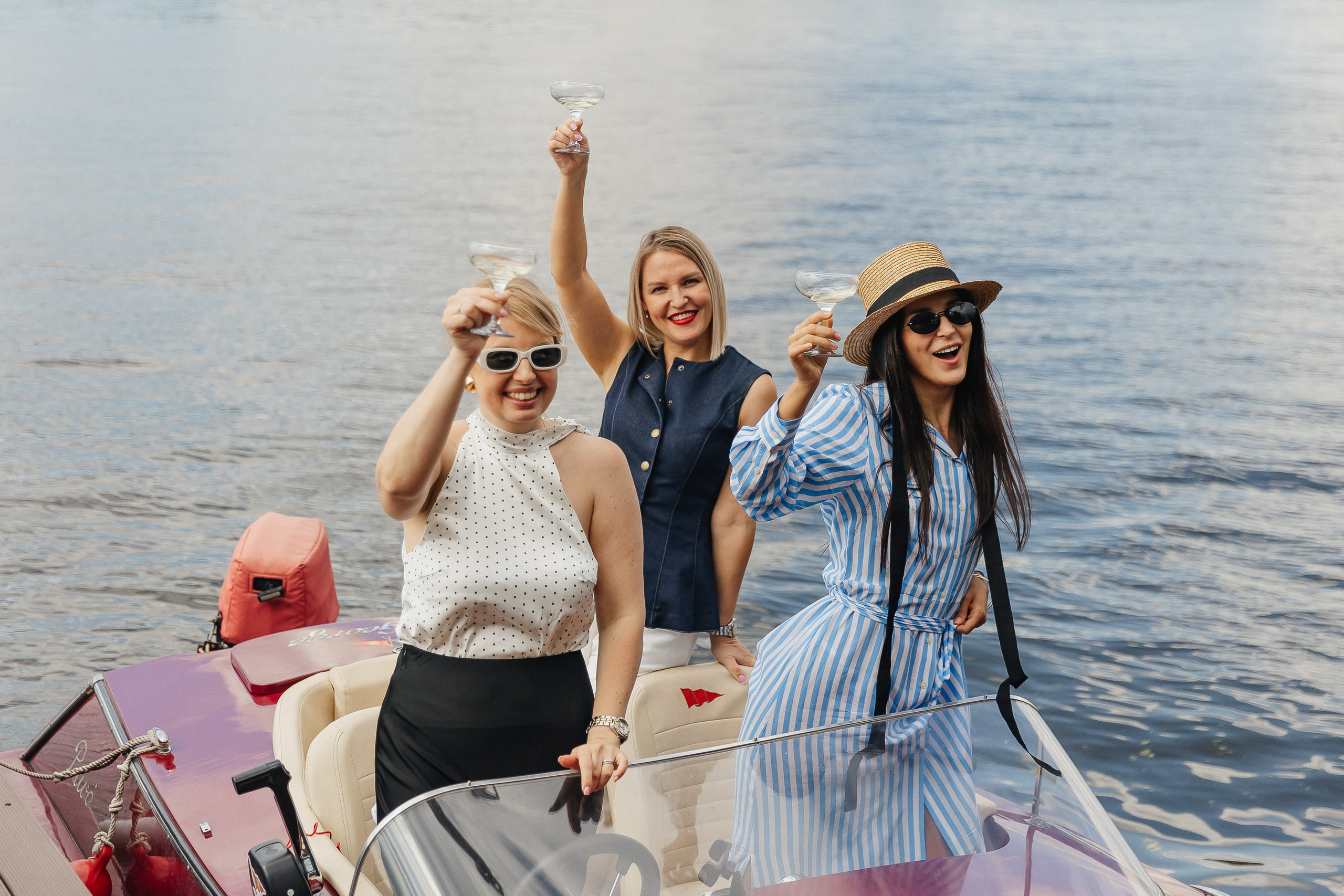 девичник на ретро катерах, ретрокатер, фотограф на девичник, прогулка на яхте, фотосессия на катере, ретро-катер, катер в москве