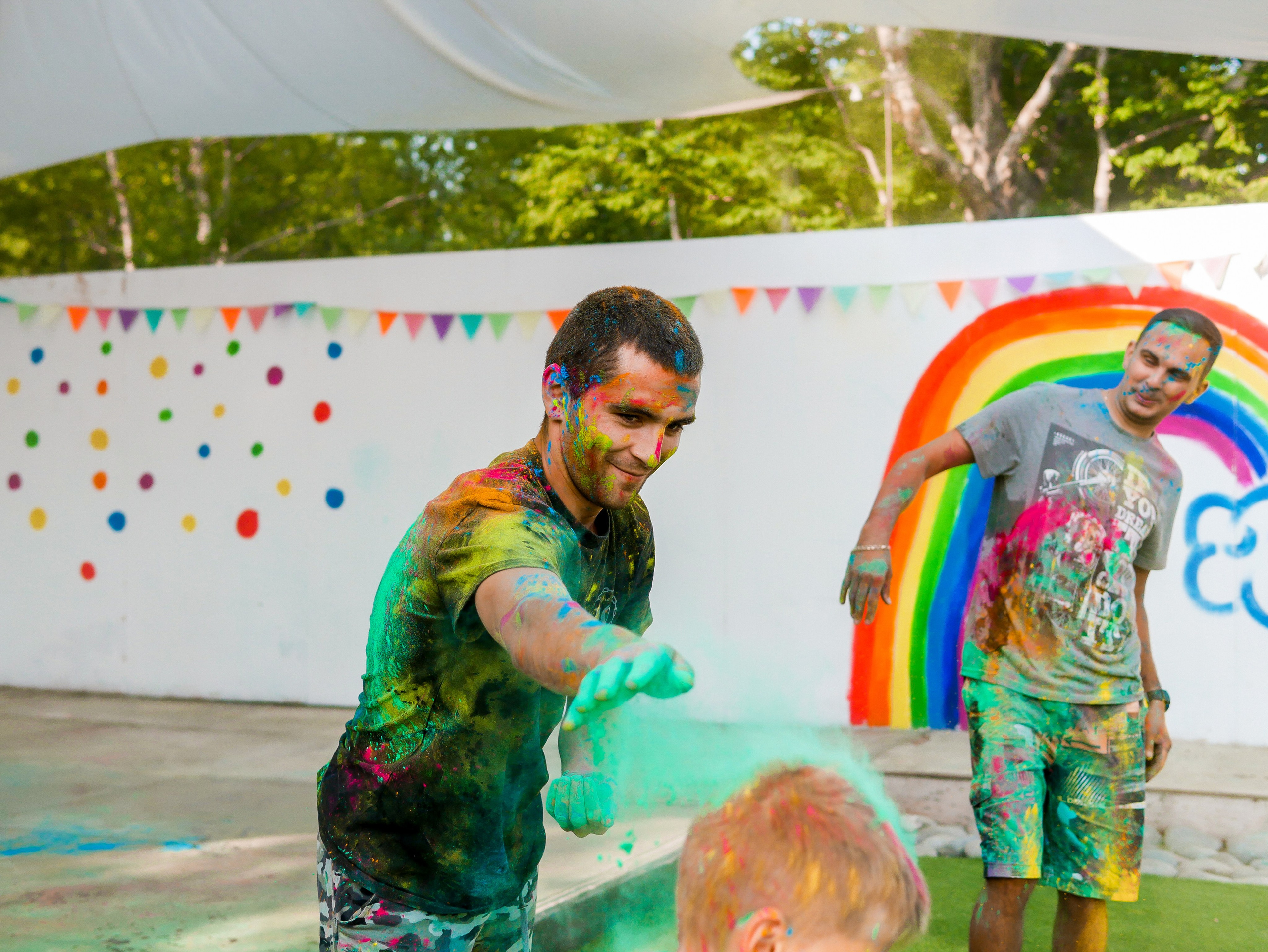 Корпоратив на природе с красками Холли. Фотограф Диана Воробьева Нижний Новгород