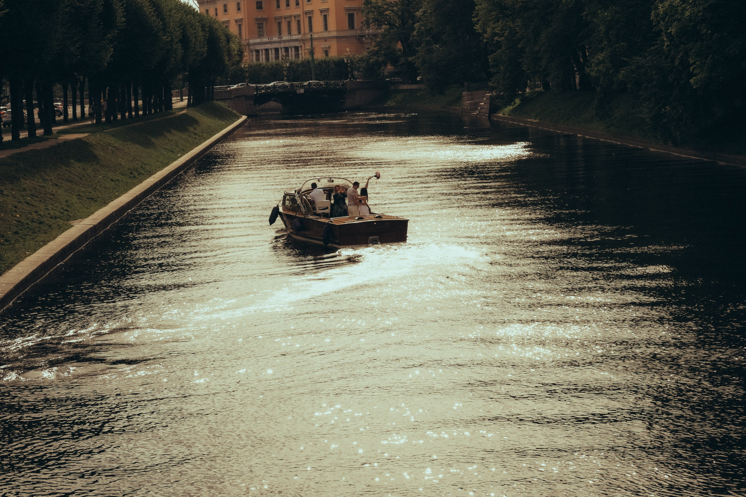 СВАДЕНБНАЯ СЬЕМКА НА КАТЕРЕ ПО КАНАЛАМ САНКТ-ПЕТЕРБУРГА И В АКВАТОРИИ НЕВЫ. Профессиональный фотограф, Санкт-Петербург — Виктория Богомолова