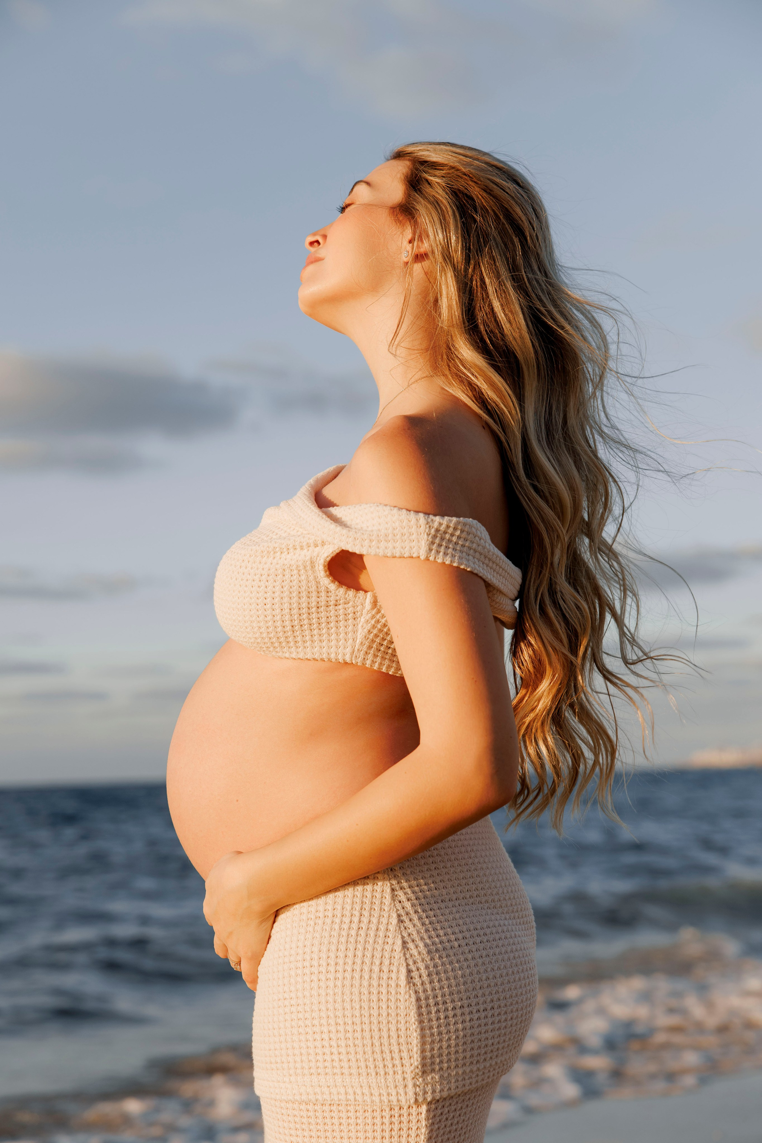 Pregnancy photoshoot near the sea. Wedding and family photographer
