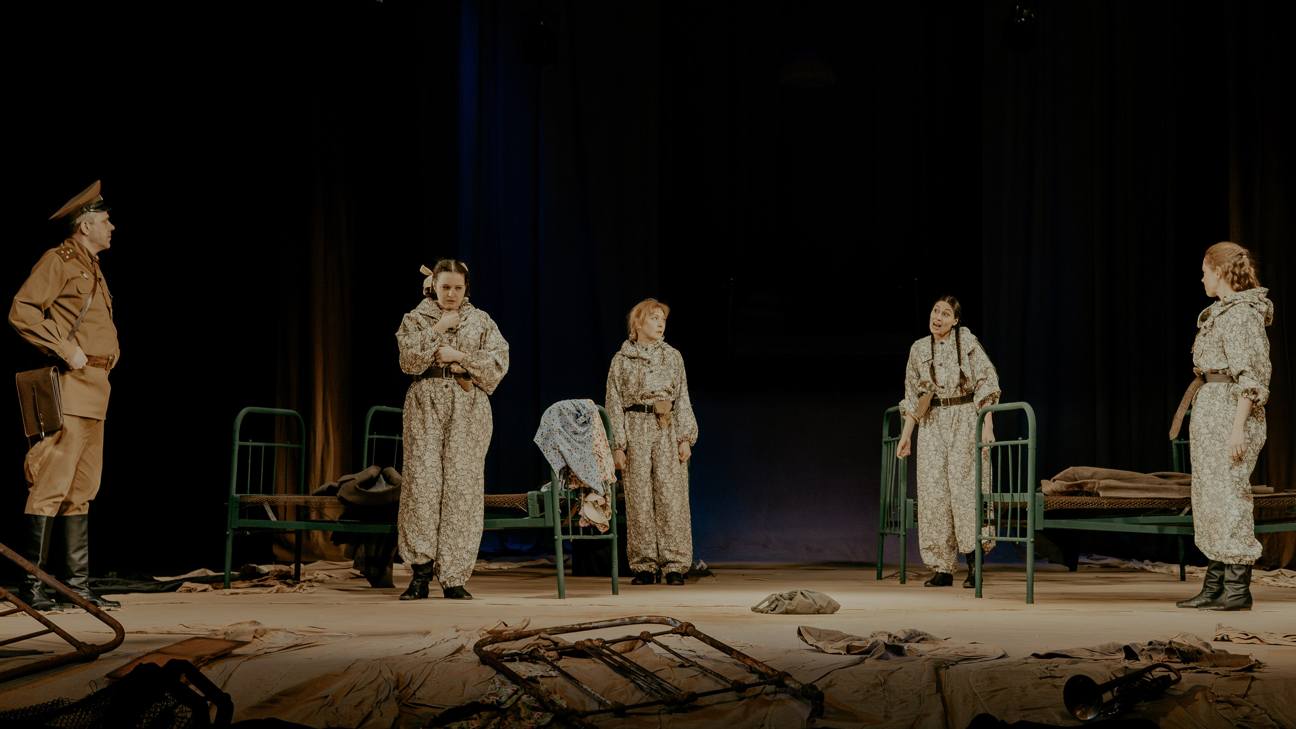 Театр Юного Зрителя " Не покидай меня». Фотограф Марк Файзулин