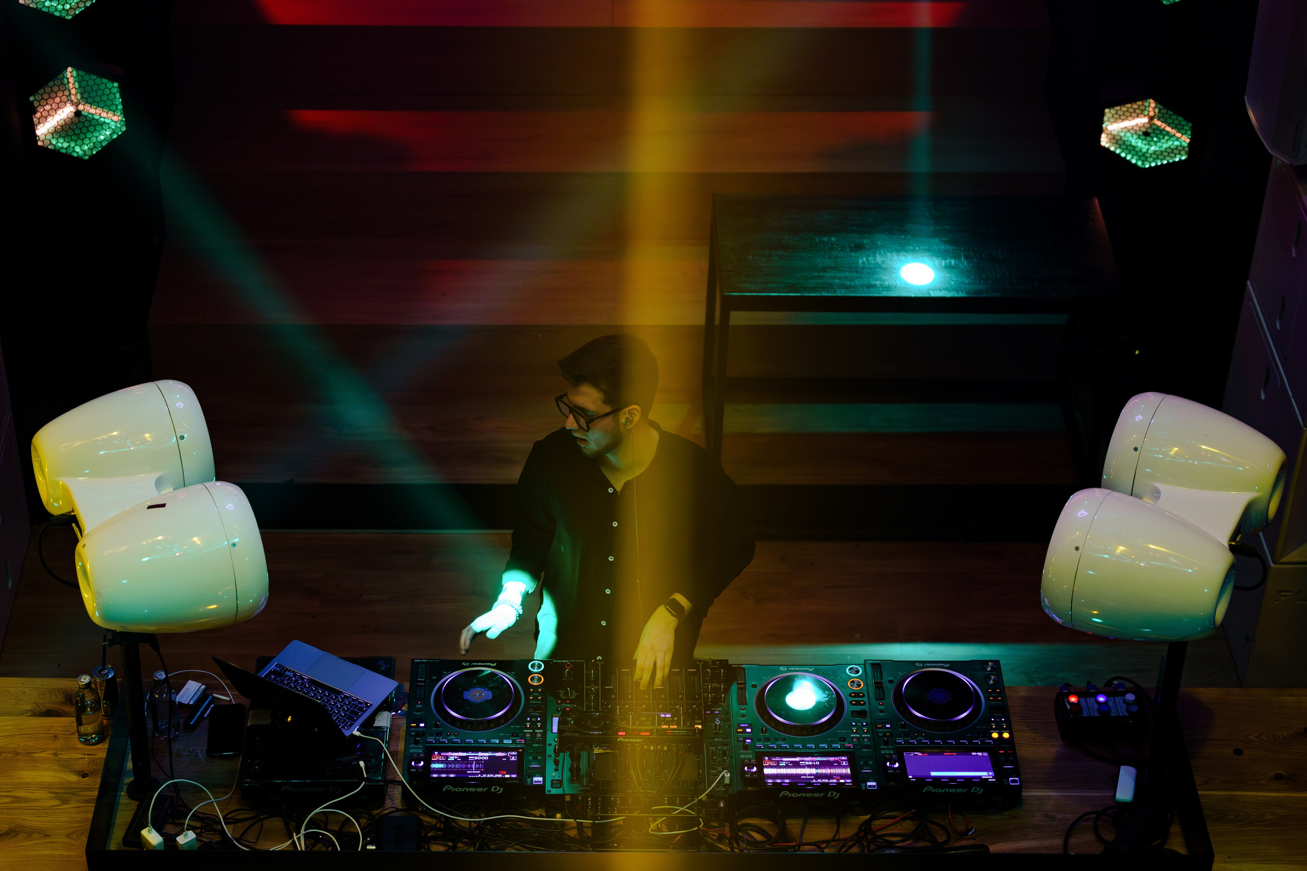 Вечеринка OSNOVATELI.LIVE репортажный фотограф Саша Дружинина. Репортажный фотограф в Москве Саша Дружинина