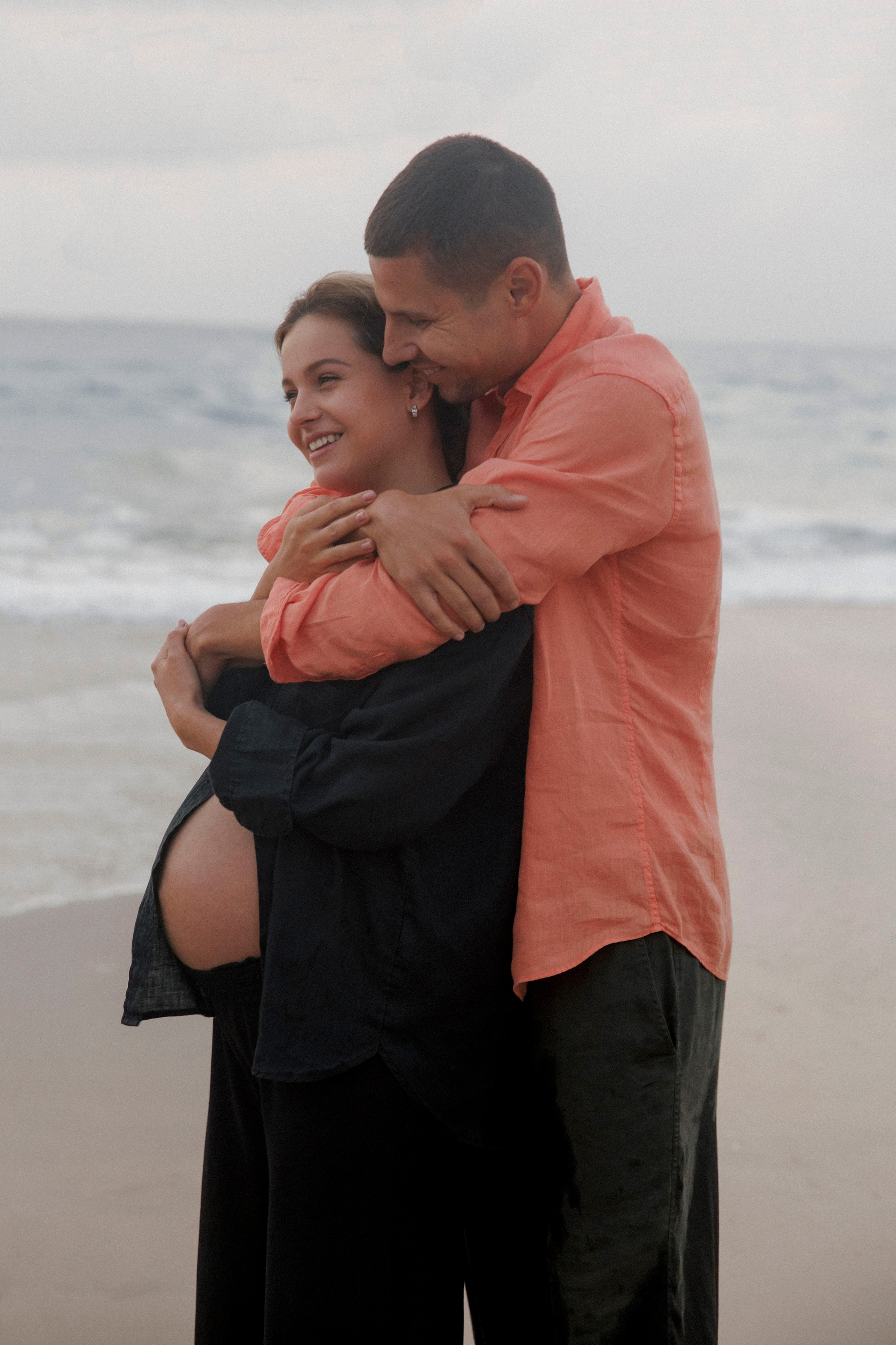 Pregnancy photoshoot near the sea (cloudy weather). Главная