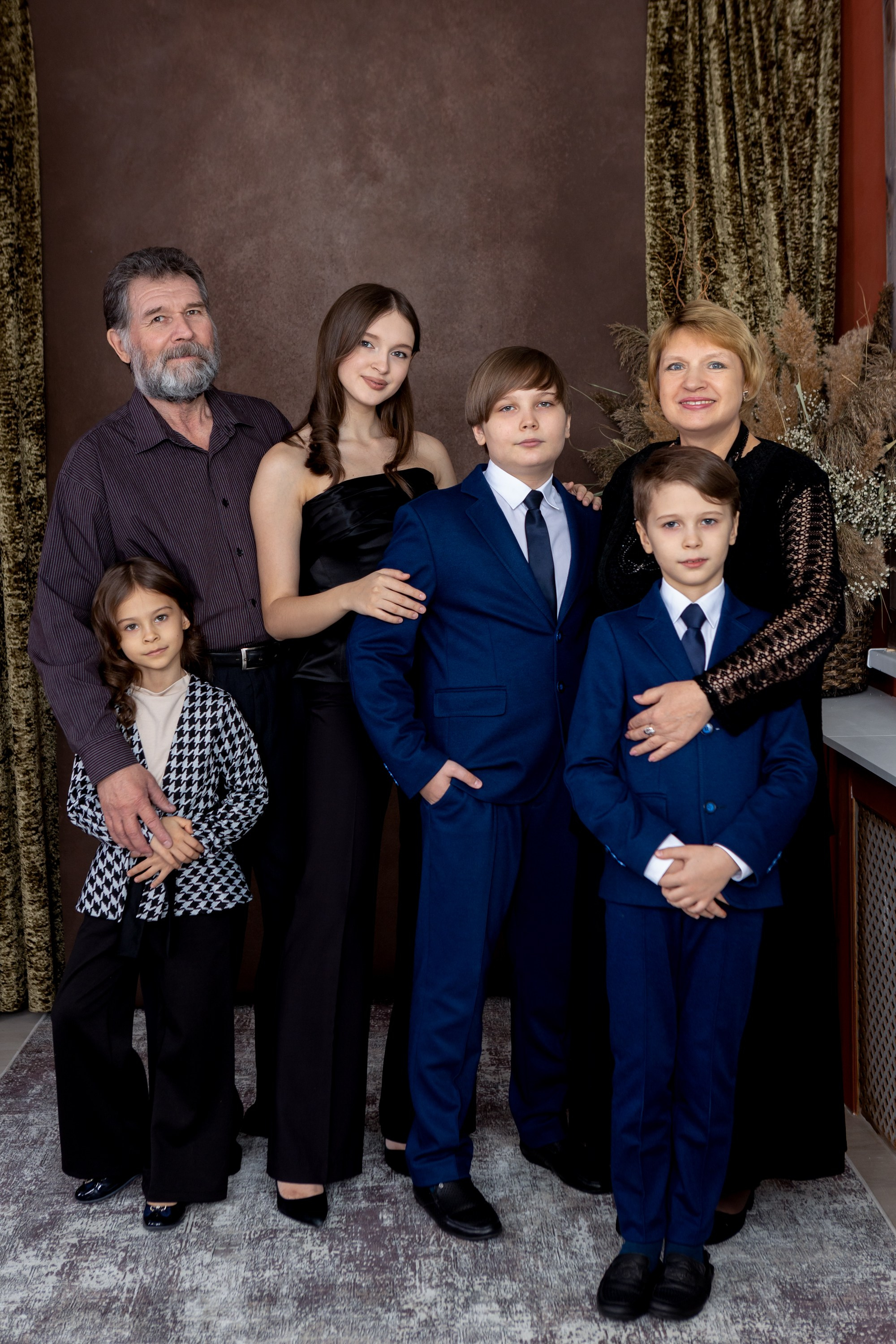 Семейная фотосессия в студии. Фотограф в Оренбурге. Профессиональный фотограф