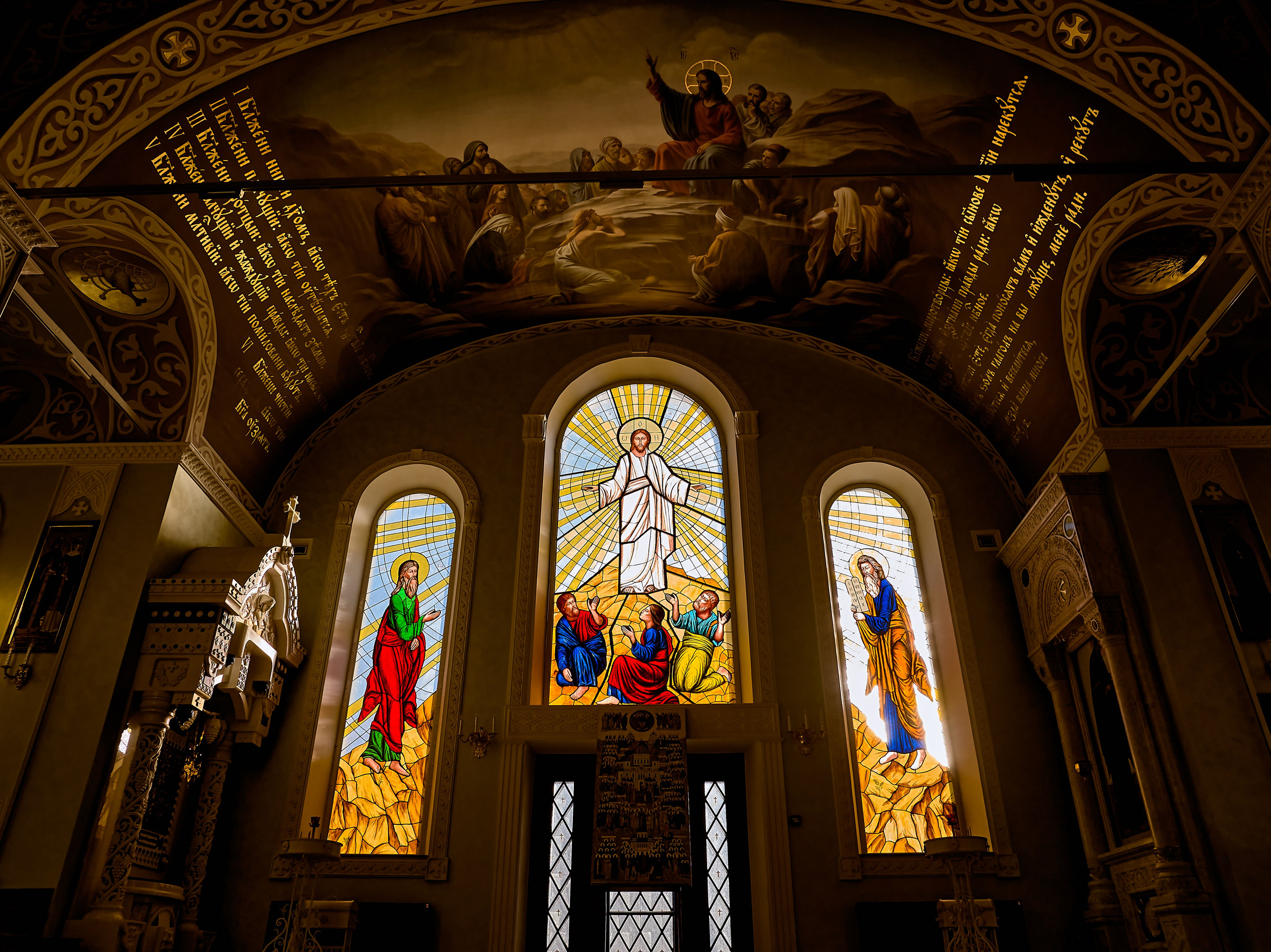 Вид на композицию из витражей Преображение. Храм пророка Божия Илии. г. Дзержинск