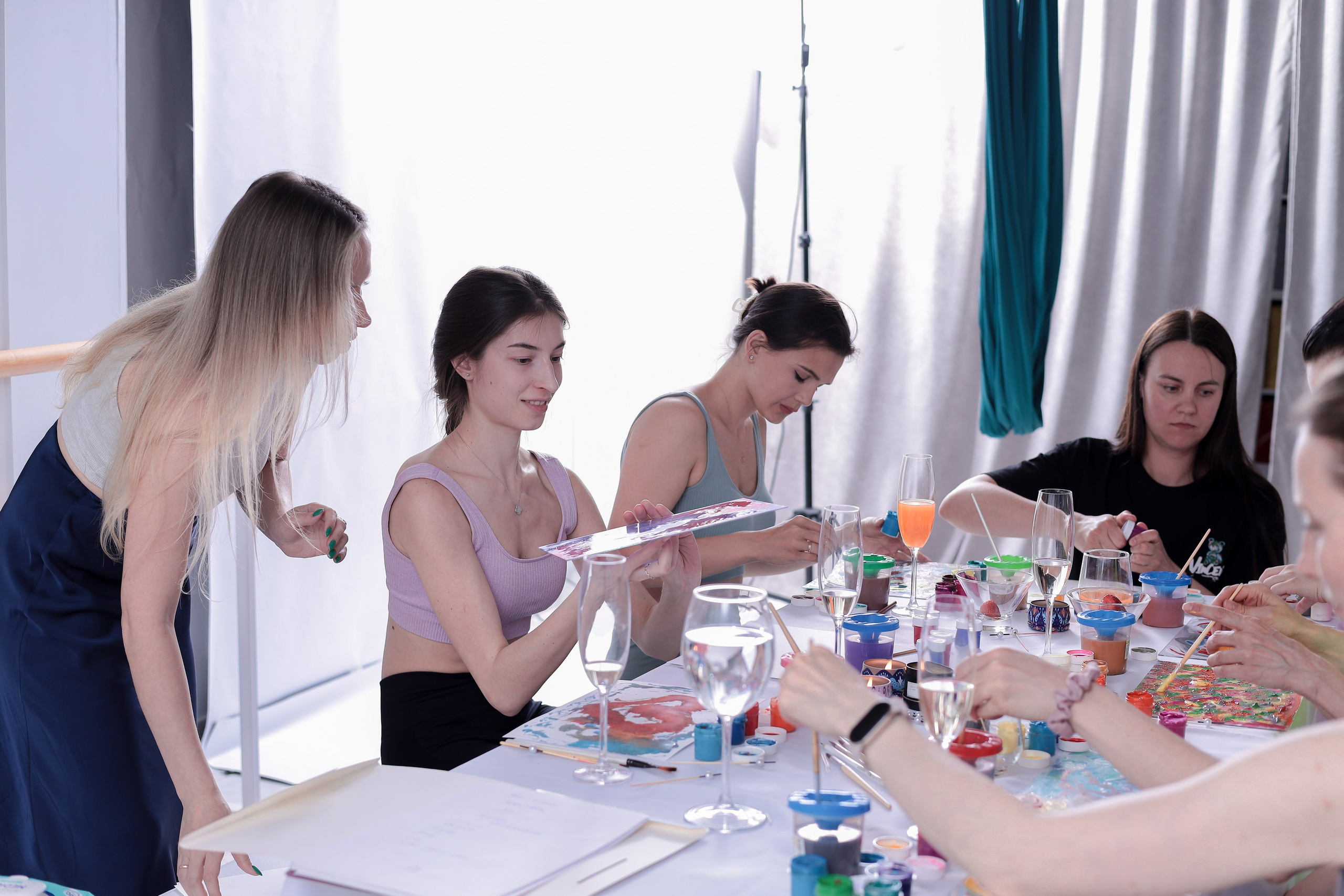 Арт-терапия + аэройога. Фотограф Надршина Лилия