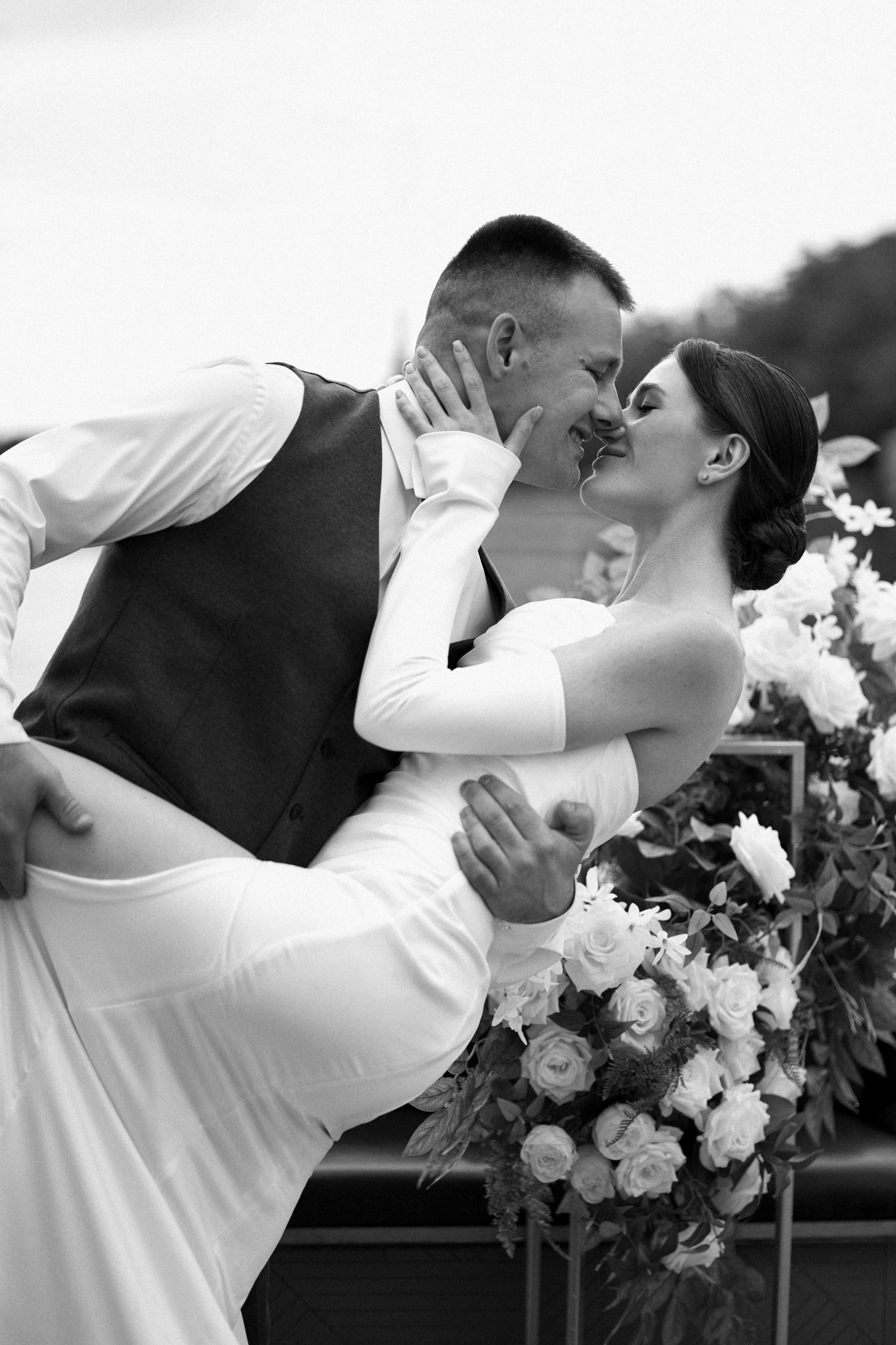 Свадьба в Питере на катере. Сестры Карабаза. Фотографы и ретушеры в Москве и Санкт-Петербурге