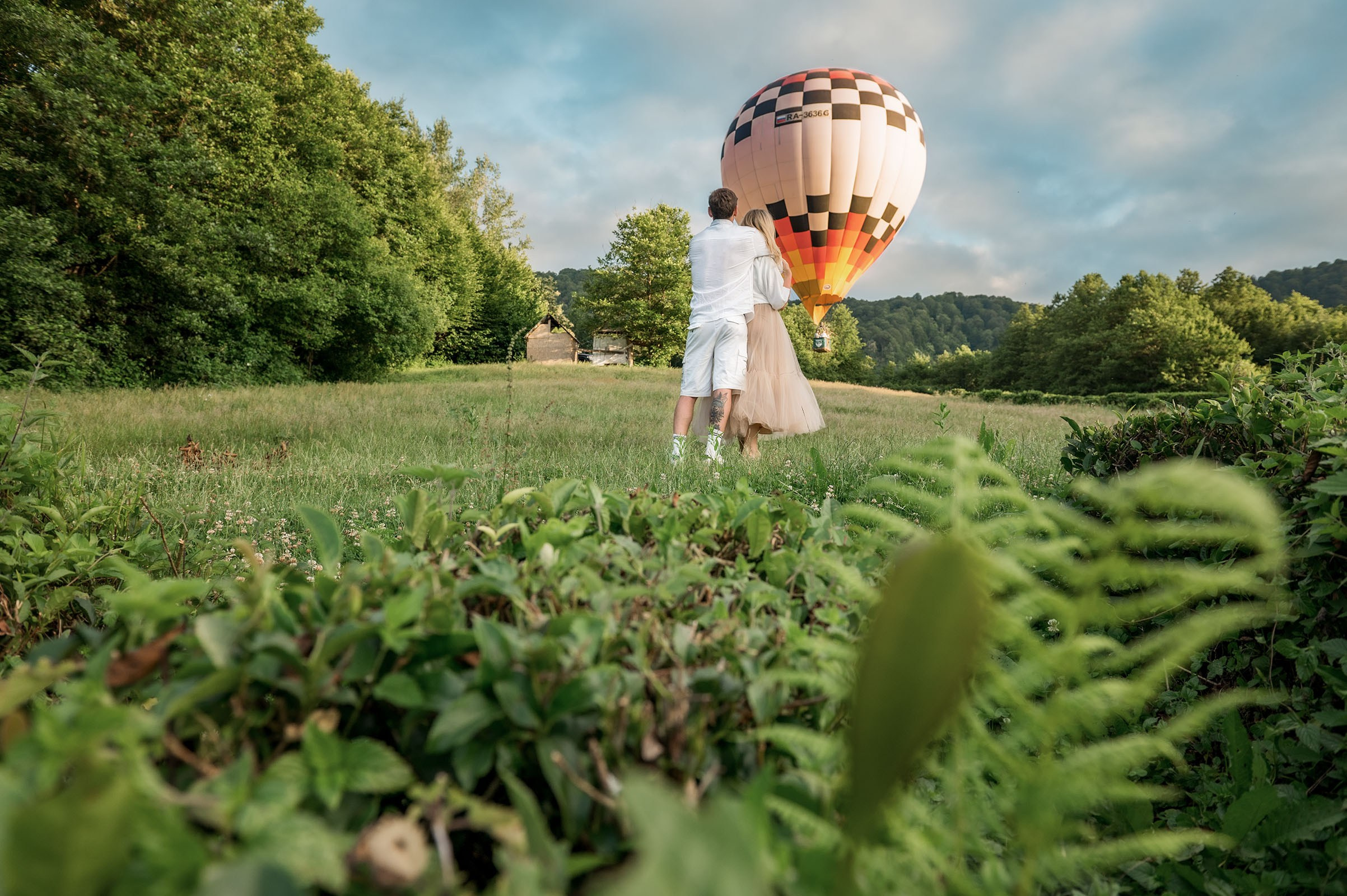 Любовь в Сочи на фоне чайных плантаций и шара