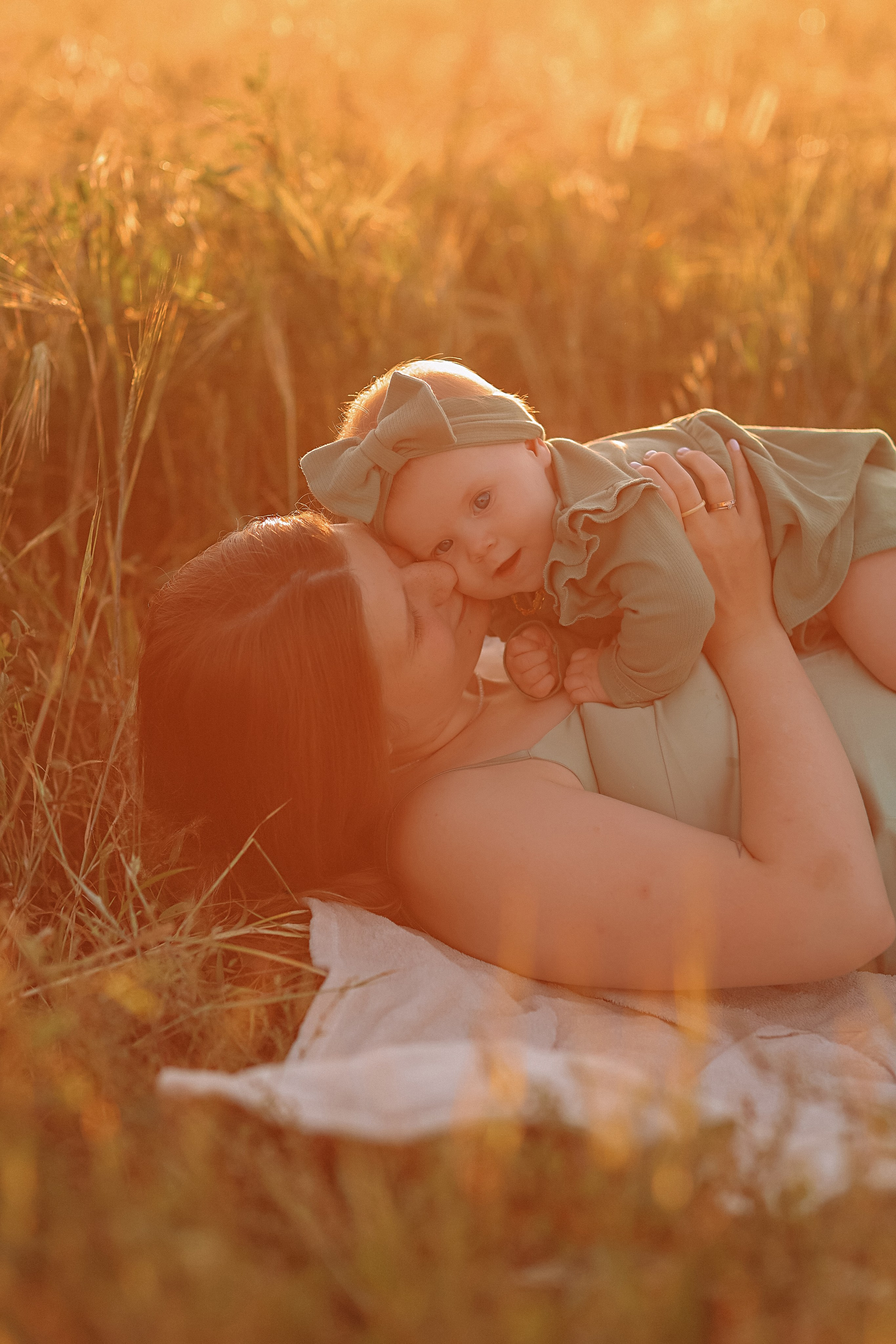 Закатное поле семейная. Семейный фотограф Тюмень, фотограф на роды Салмина Мария