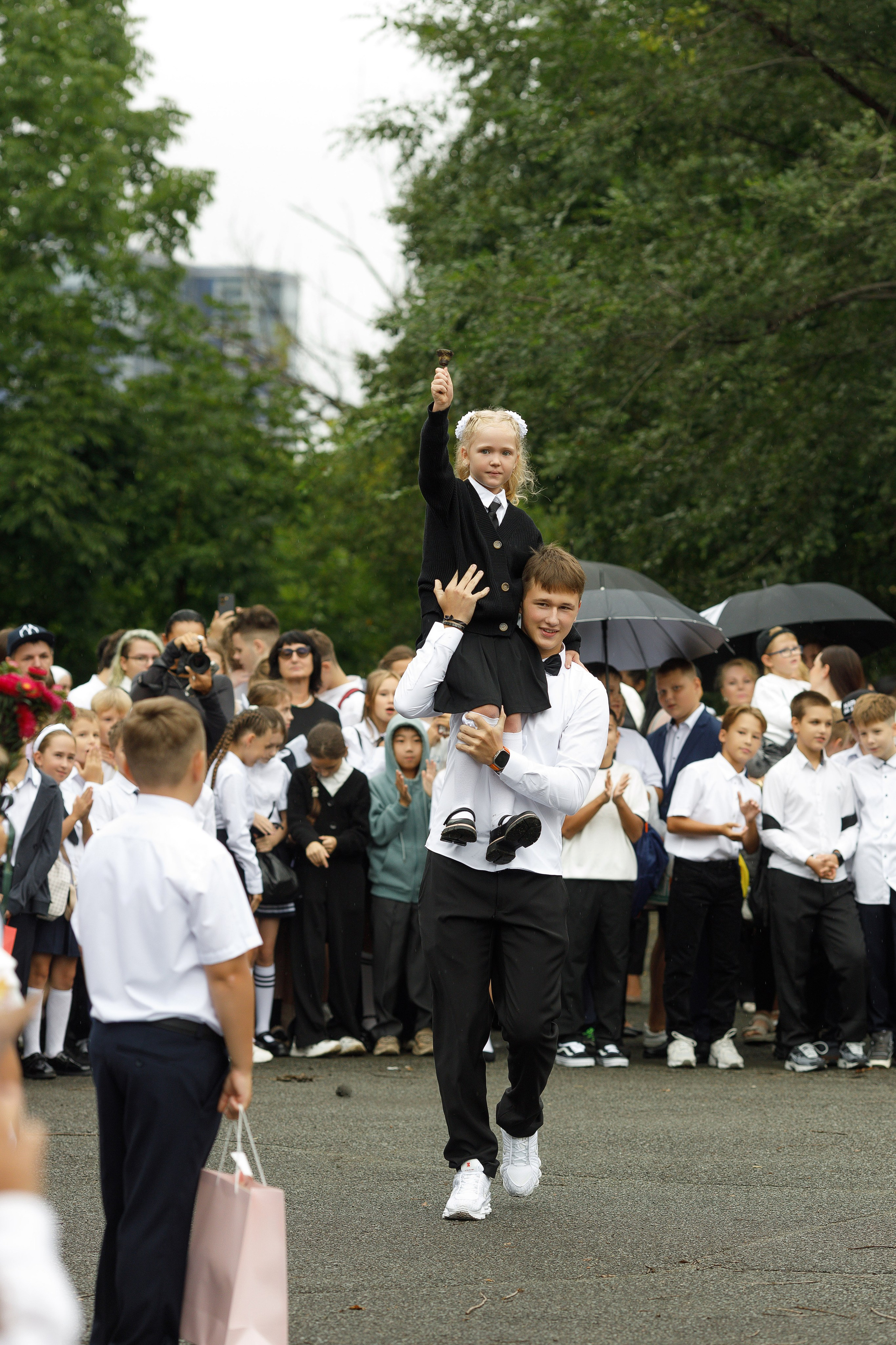 Линейка 11 клас Гимназия Артём. Photoalbum-vl.ru