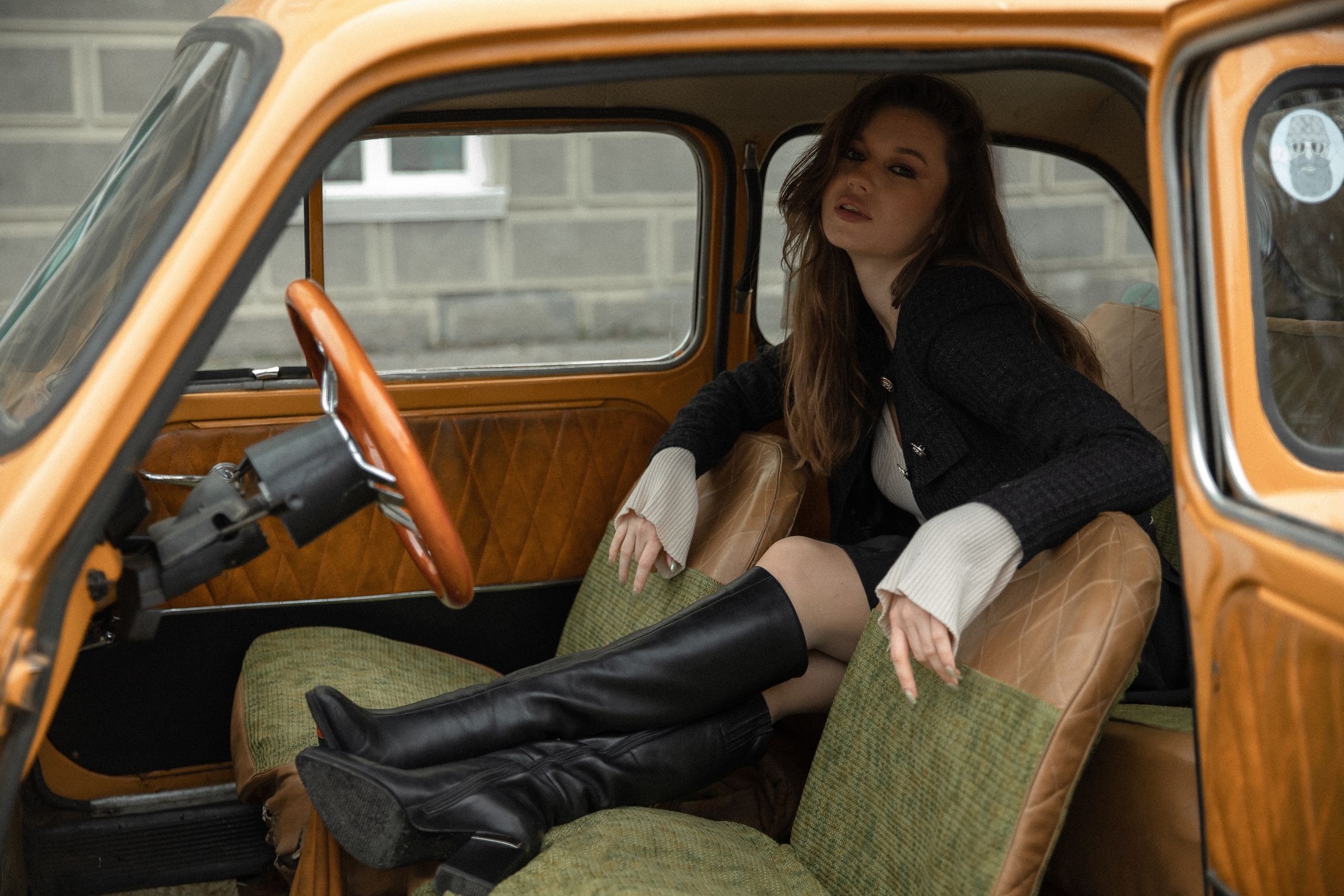 Женская фотосессия с ретро авто. Свадебный фотограф Бакрымова Валентина