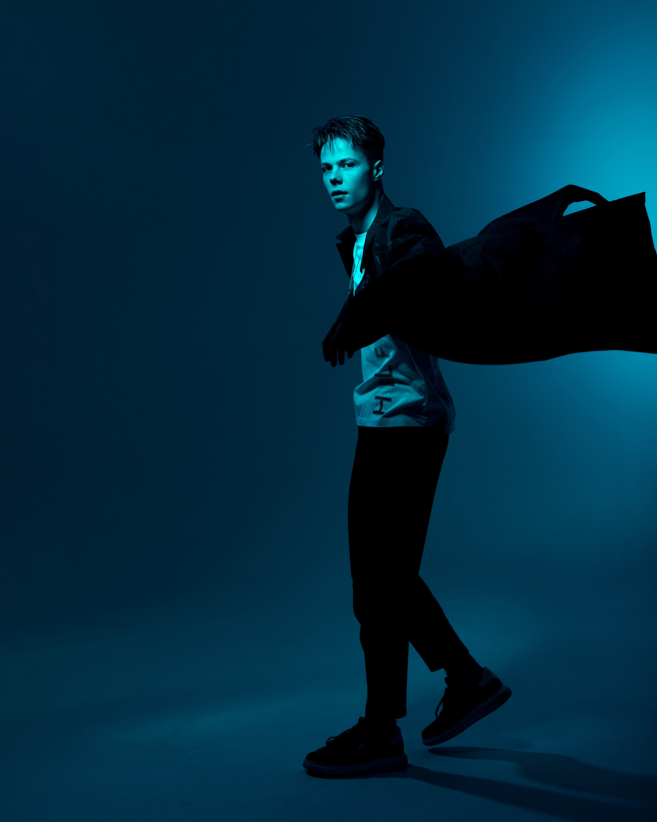 Креативное освещение на мужской портретной фотосессии в Санкт-Петербурге