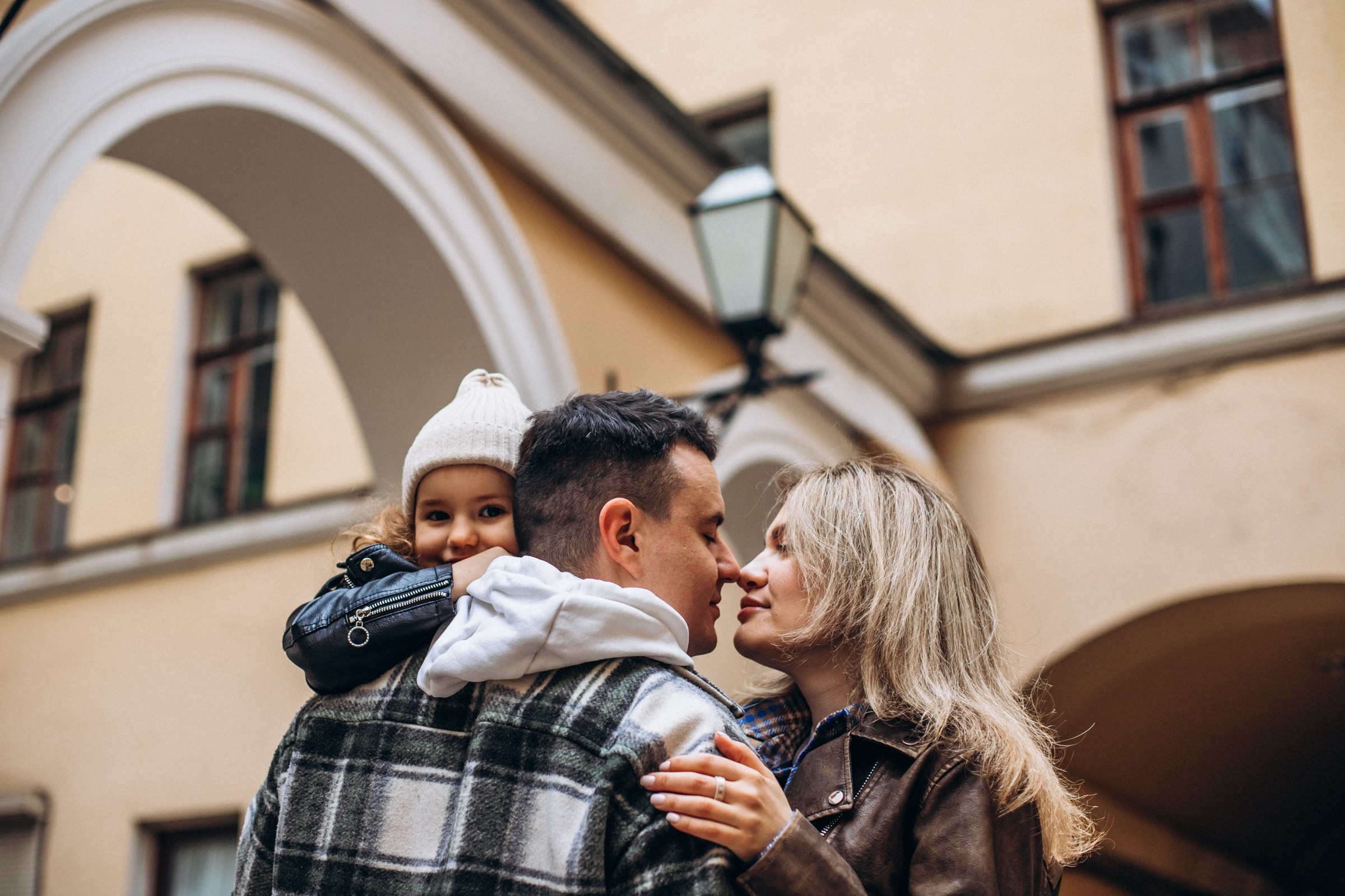 Юлия с семьей в апреле. Фотопрогулка в Петербурге. Индивидуальный и семейный фотограф в Санкт-Петербурге