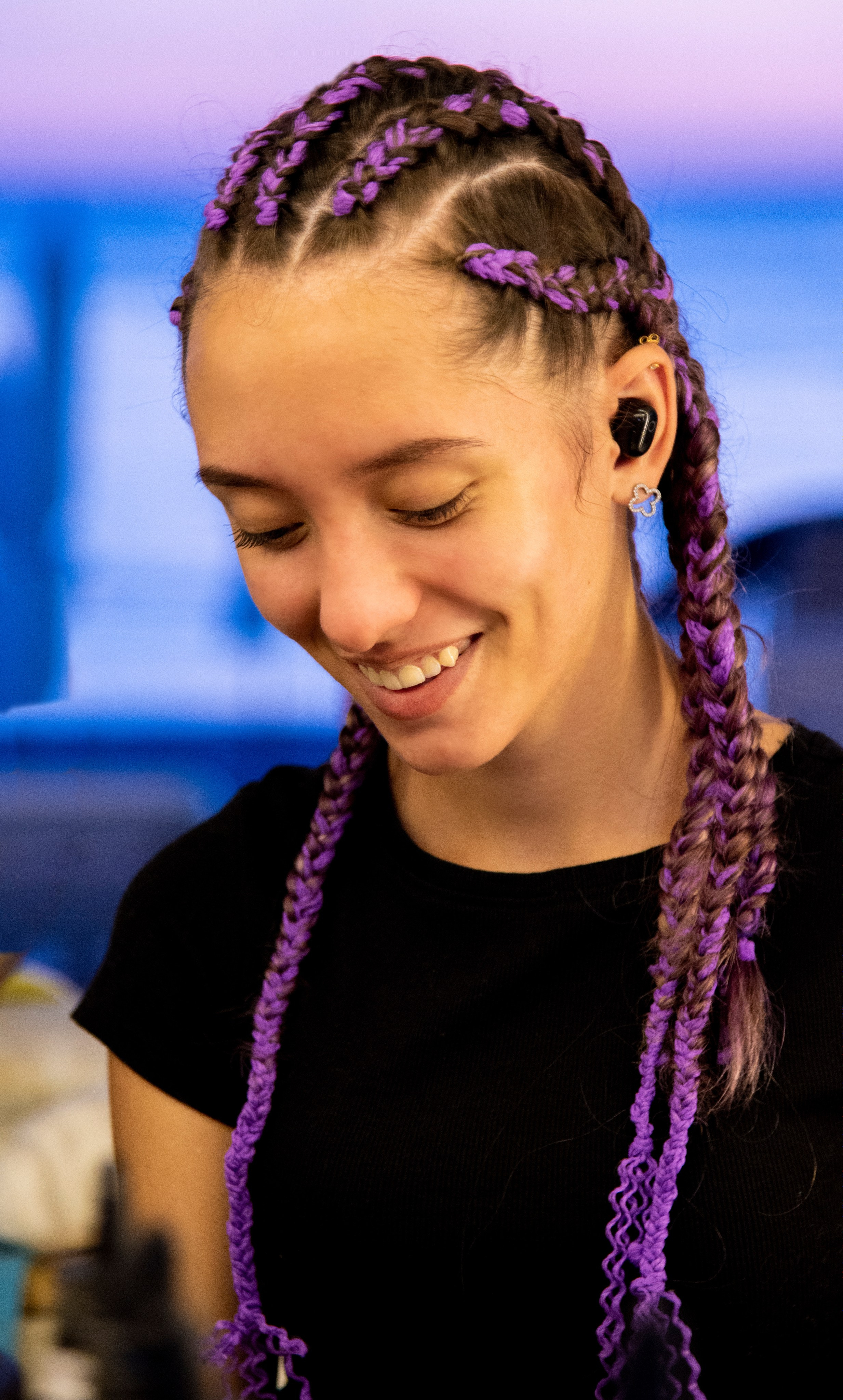 смуглая красивая девушка с афро-косами, пляжный бармен. посёлок Лазоревское