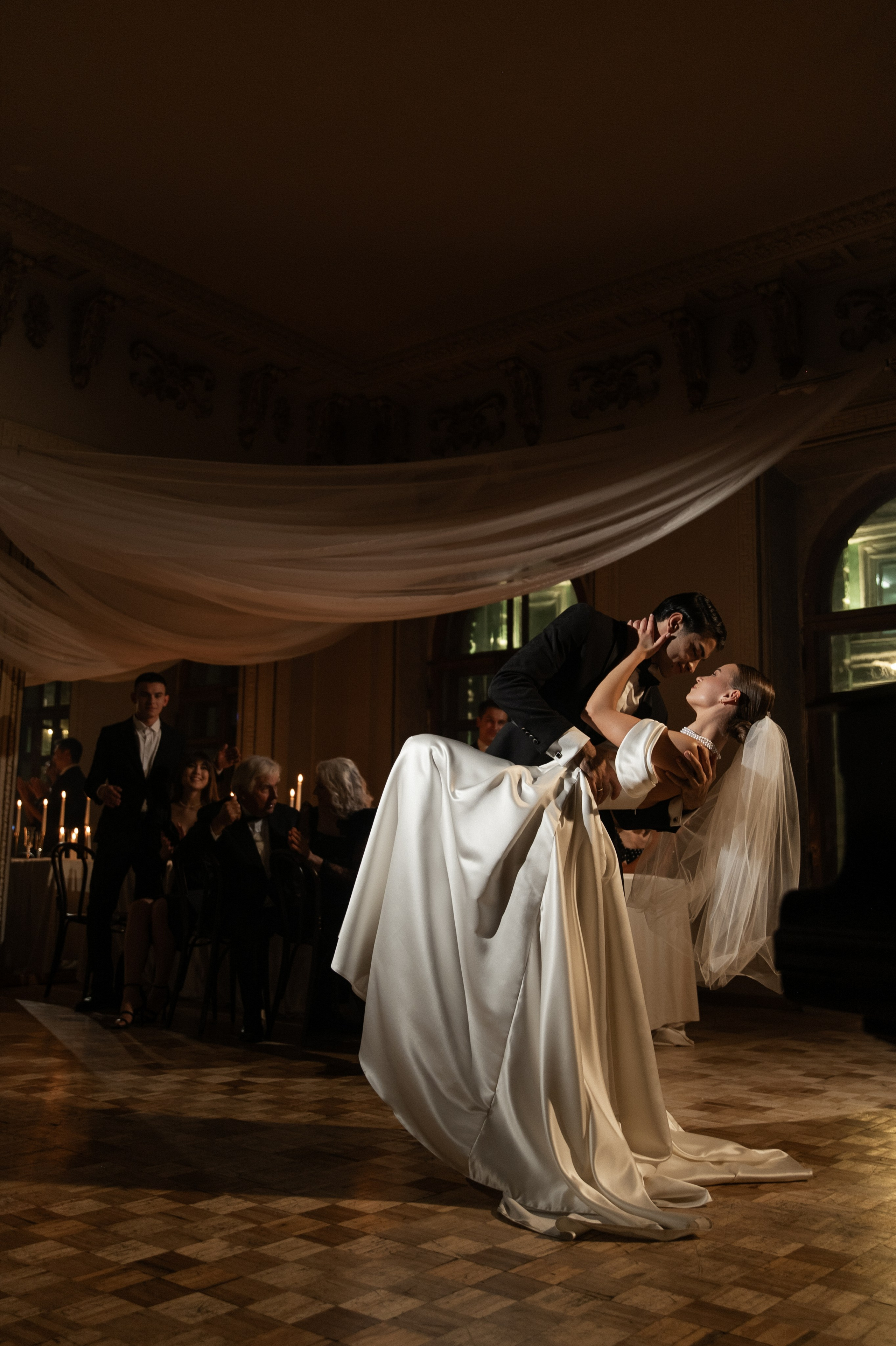 Камерный свадебный ужин при свечах в старинном особняке в фотостудии 21. Kult. Ярослава Ерина — свадебный фотограф в Москве