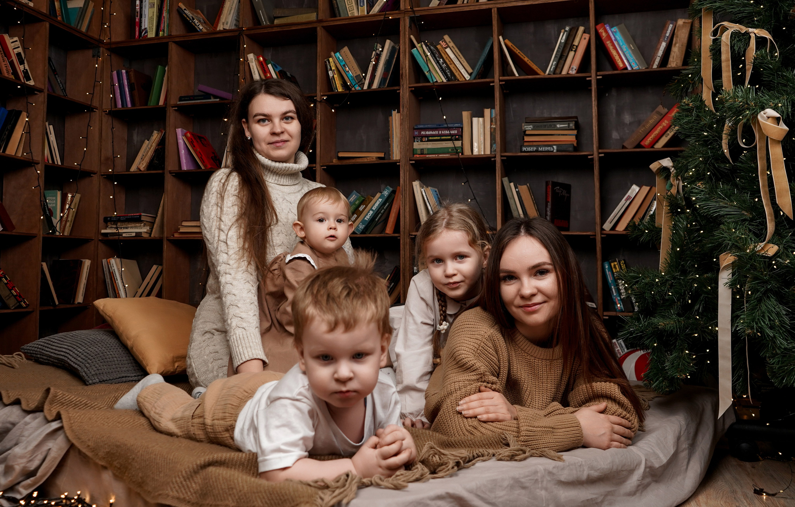 Новогодняя семейная фотосессия в фотостудии Рафинад. Фотограф Ростов-на-Дону и Новочеркасск. Свадебный фотограф в Ростове-на-Дону. Таинство Крещения и Венчания, семейные фотосессии. Алёна Чёботова