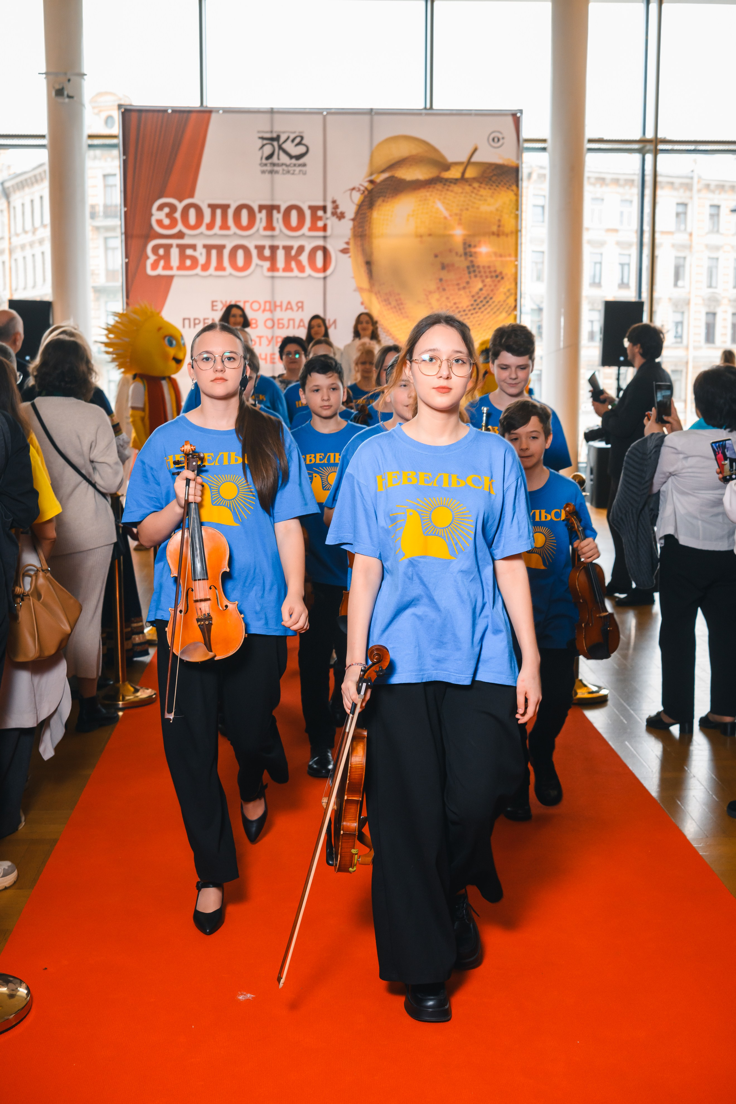 23 апреля, красная дорожка, БКЗ Октябрьский, г. Санкт-Петербург. Золотое яблочко