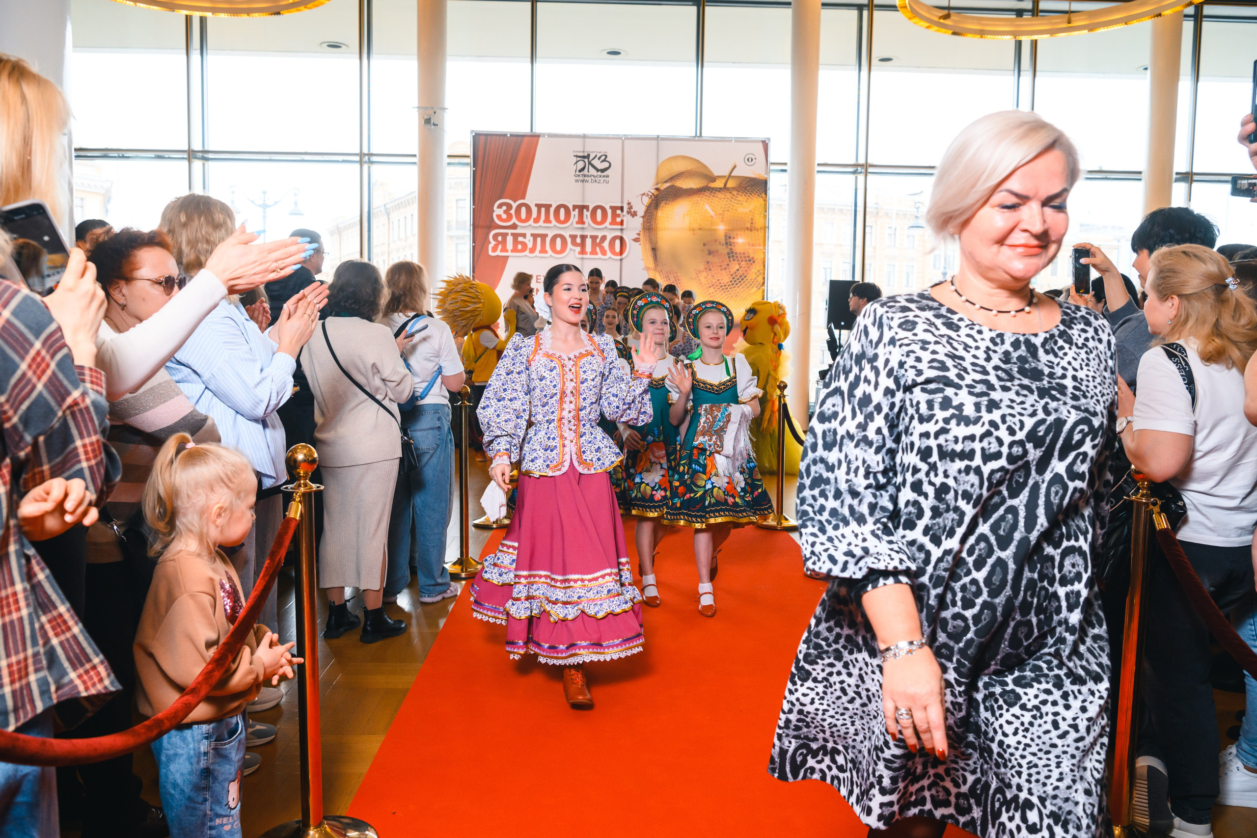 23 апреля, красная дорожка, БКЗ Октябрьский, г. Санкт-Петербург. Золотое яблочко