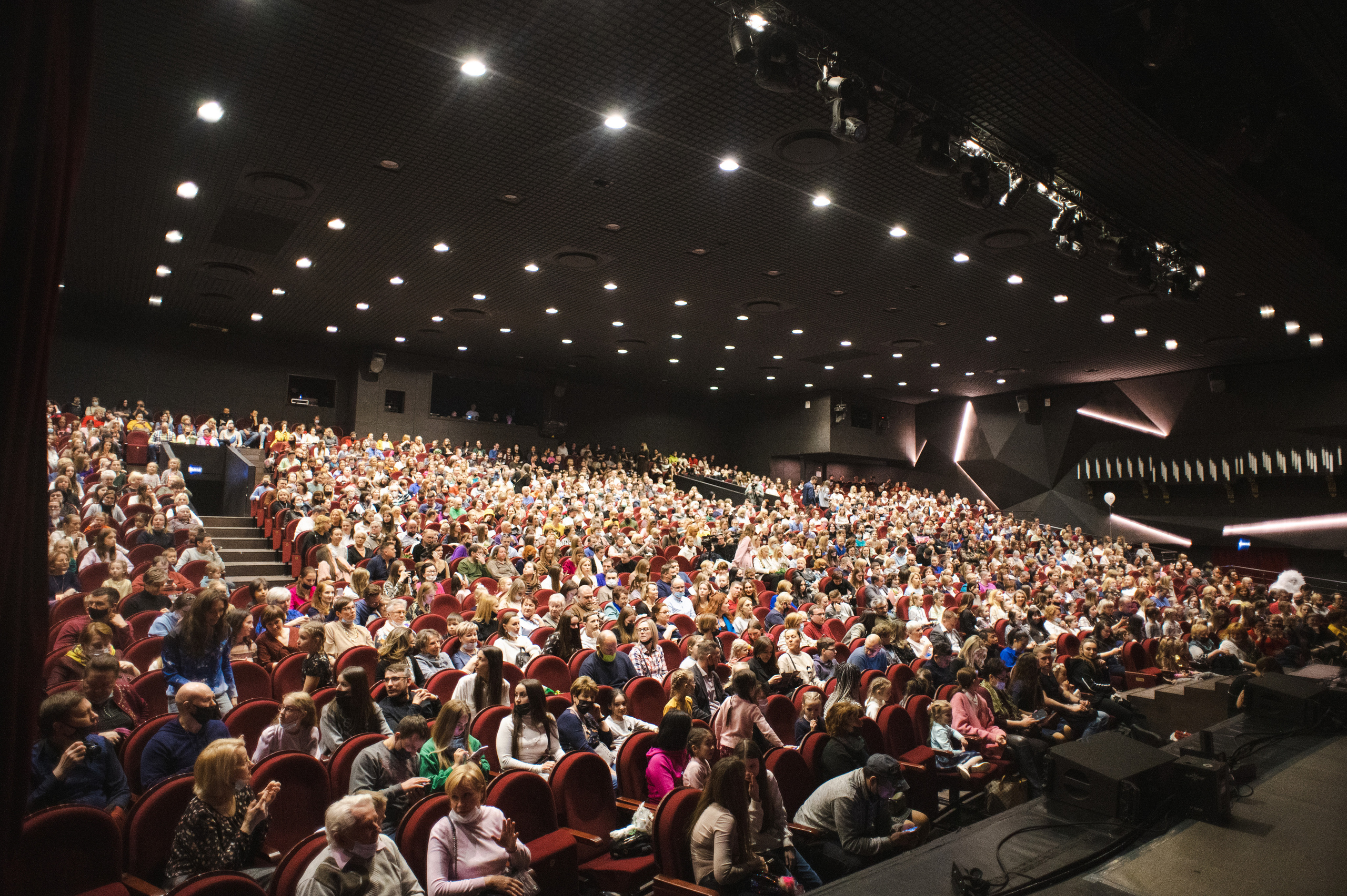 «ИДИ НА СВЕТ», ТХМ «Стиль». SASHA SKETCHER