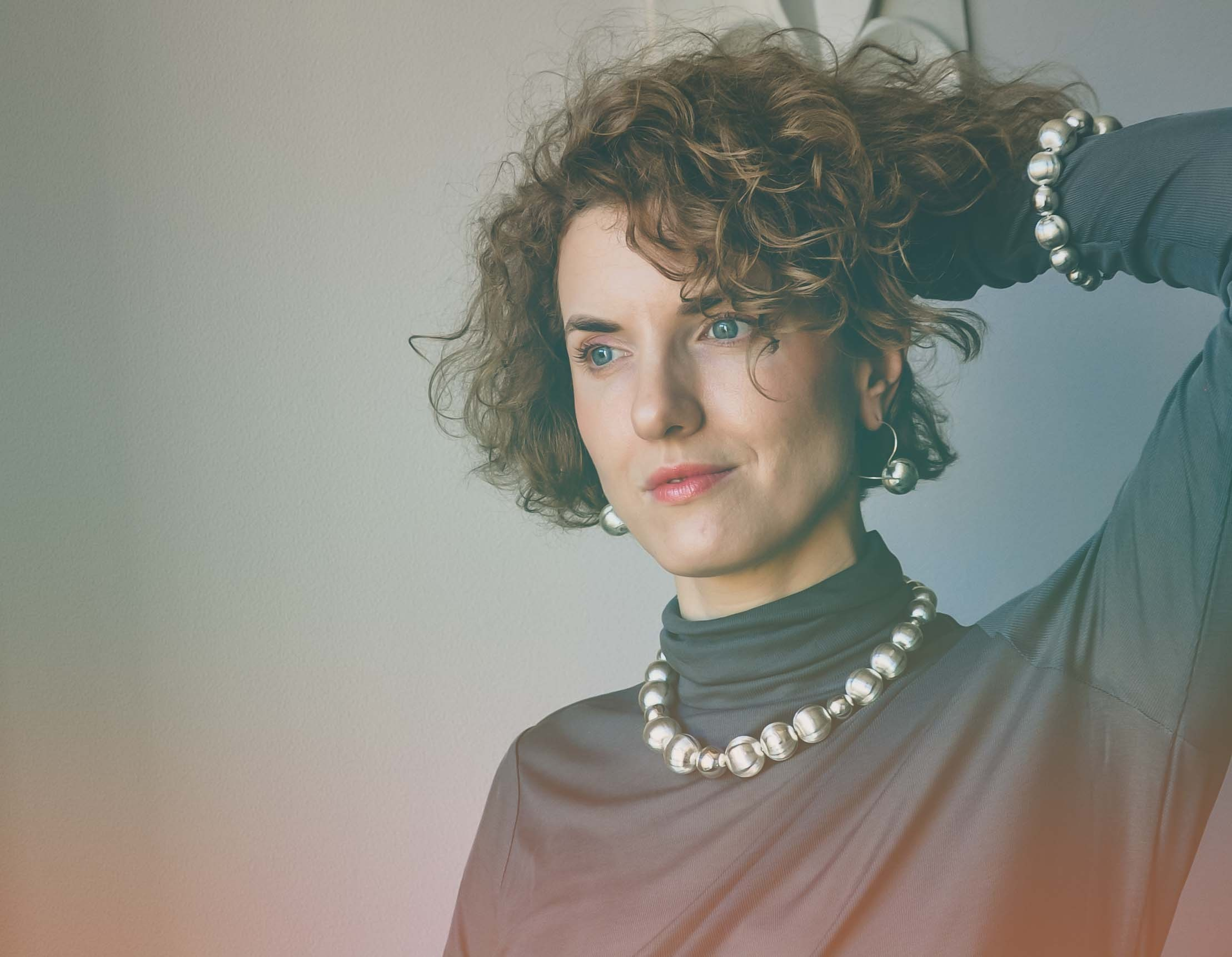 Гарнитур из серебра. Дизайнерские украшения из серебра. Бусы, браслет и серьги из серебра.