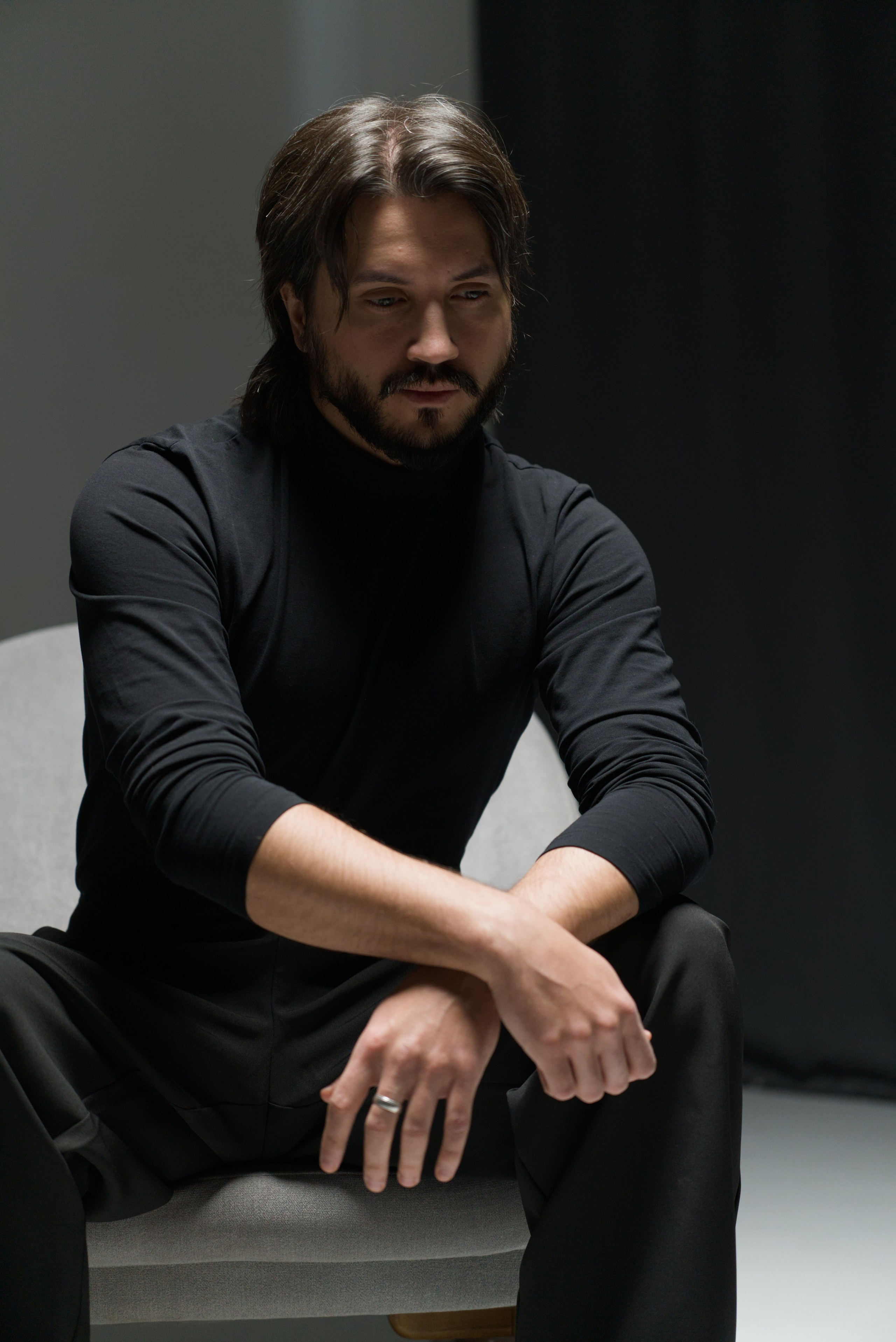 Мужской портрет в кресле. Мир глазами Саши Д