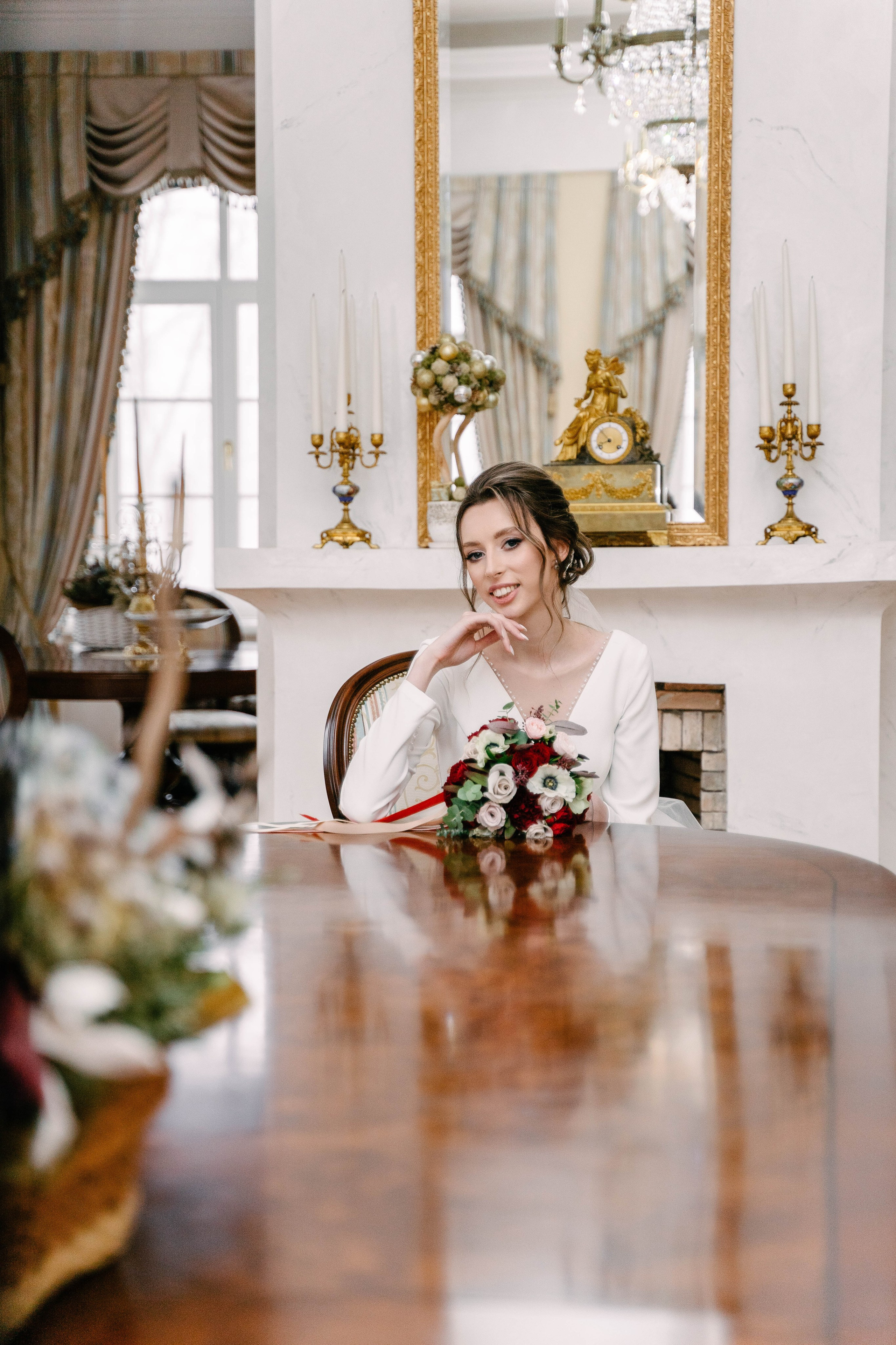 невеста с красивым букетом сидит на столом