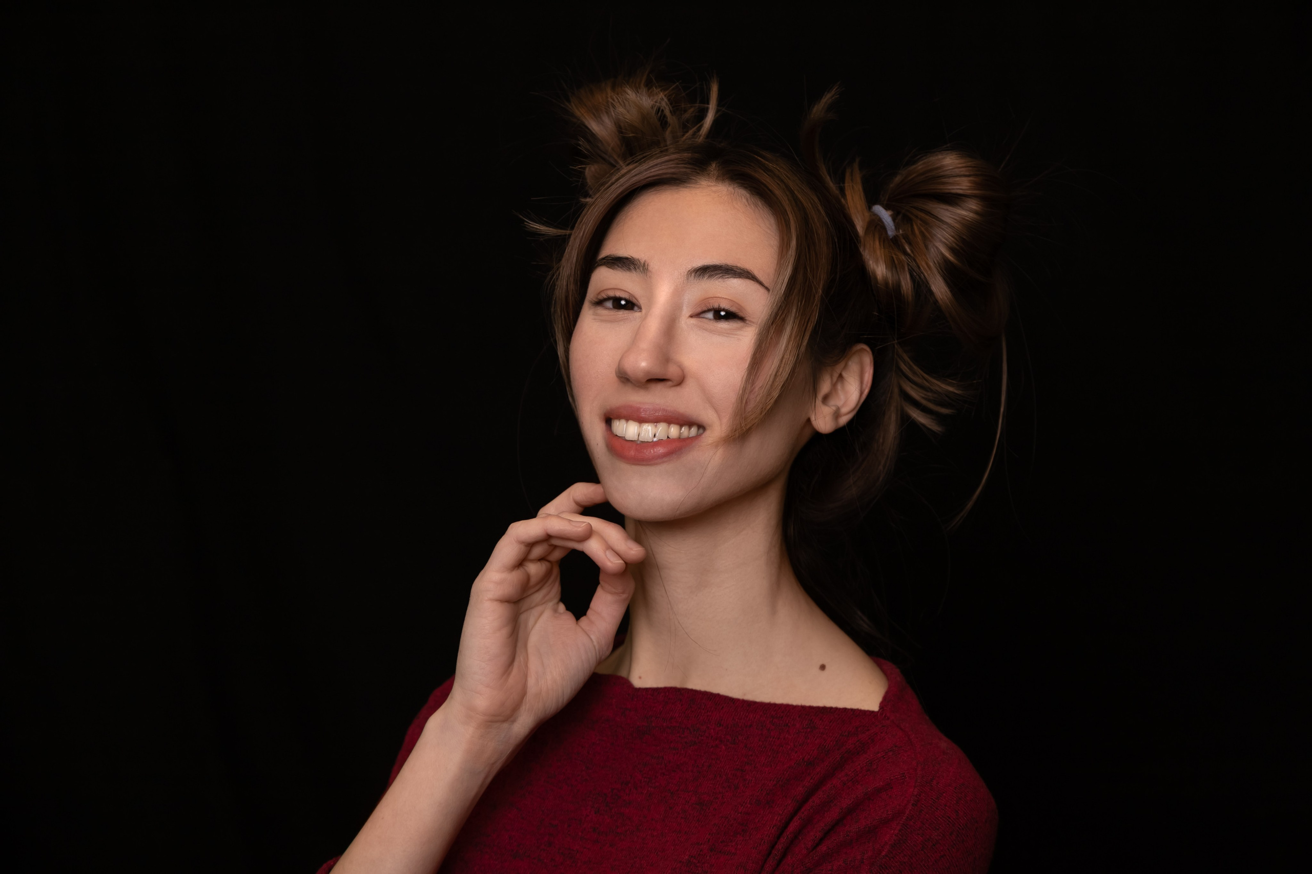 Актерская фотосъемка в студии в Санкт-Петербурге - портрет девушки на черном фоне