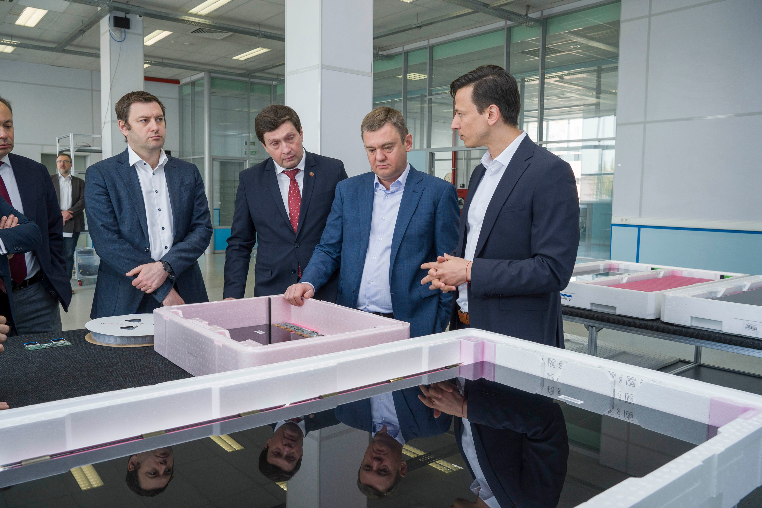 репортажный фотограф съемка делегация вице-губернатора Санкт-Петербурга на производство отечественных медиа экранов 