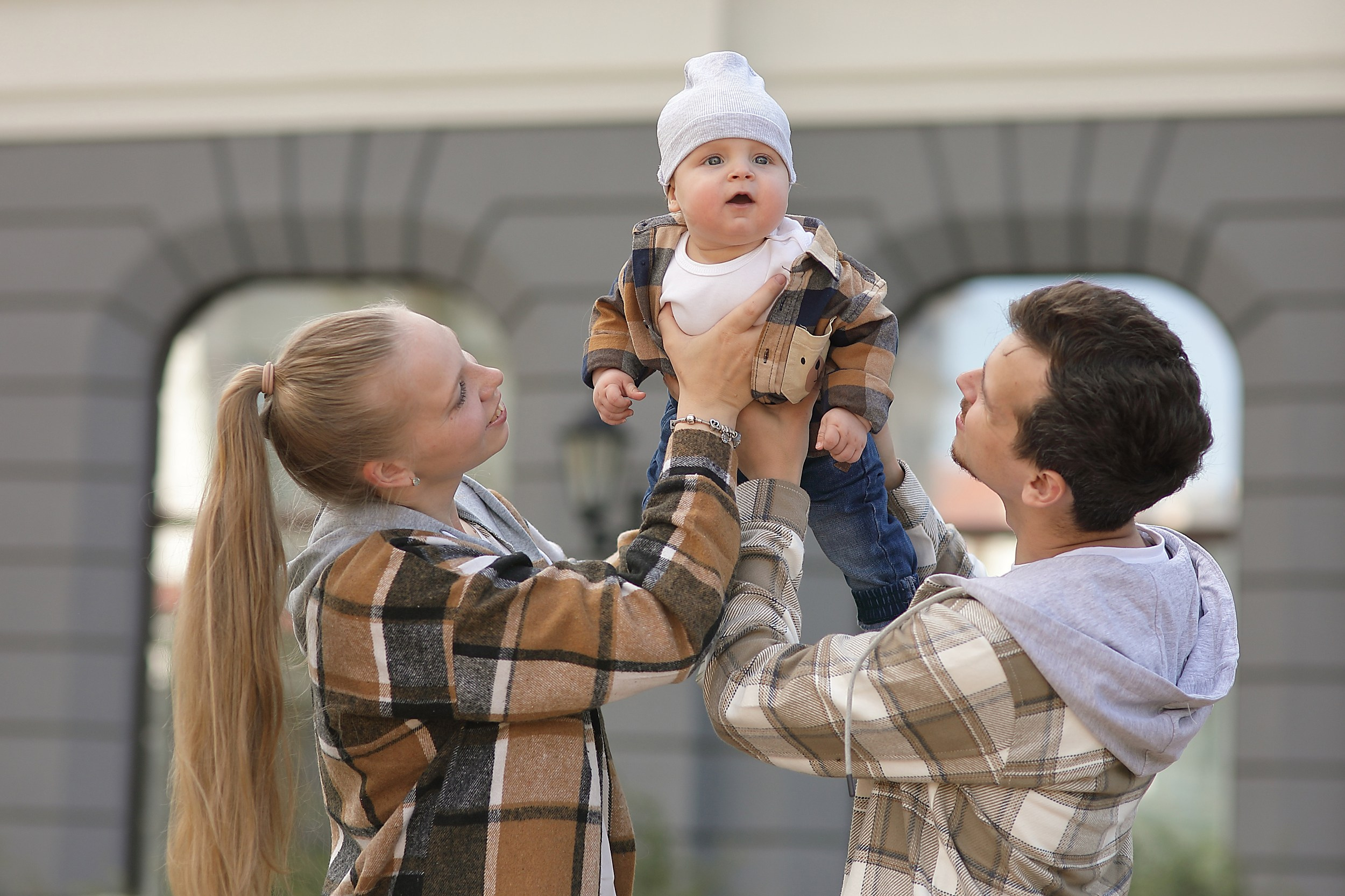 мама папа и сын на руках