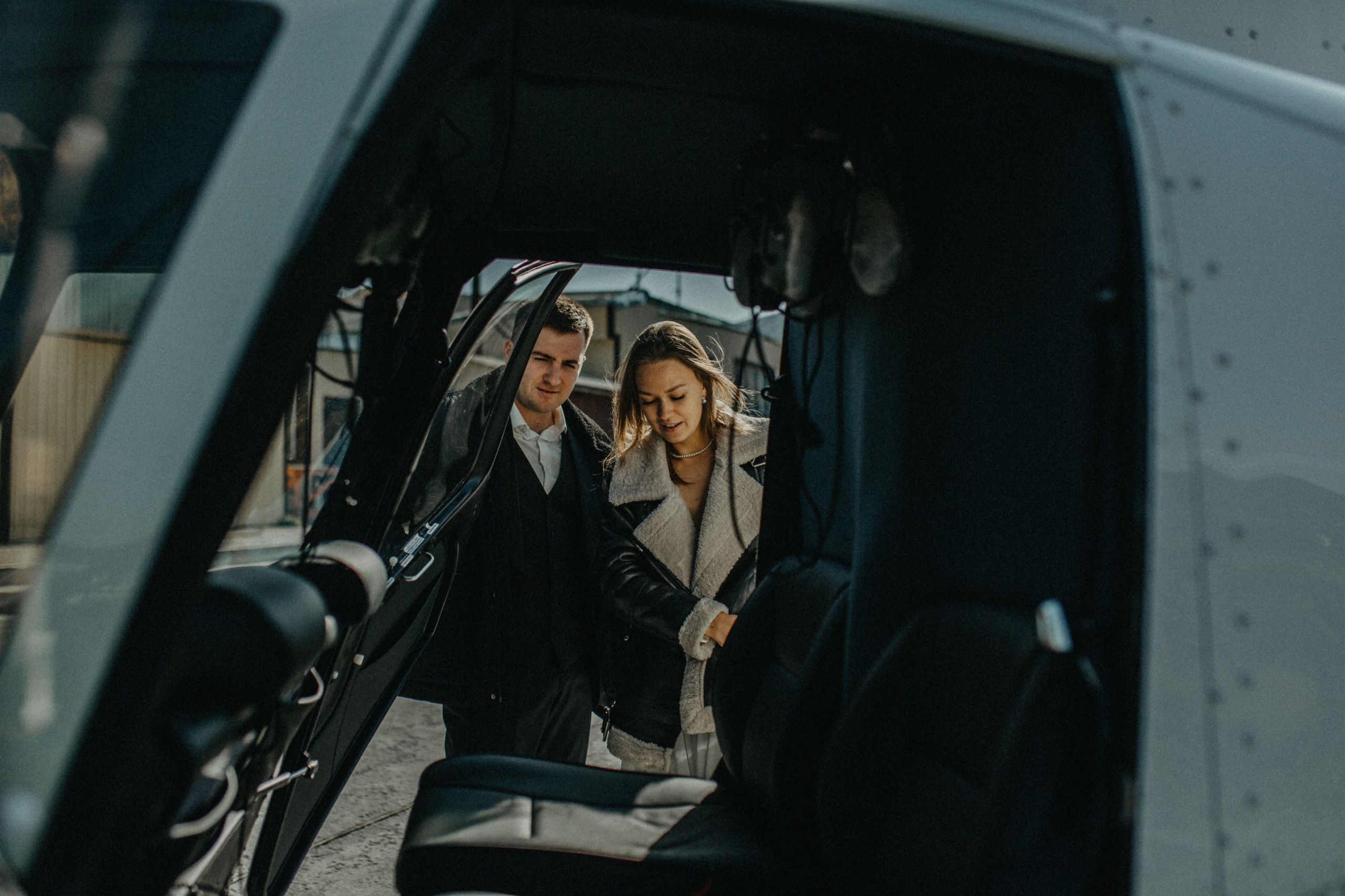 Вертолетный полет Бухта Жировая. Свадебное фото и видео на Камчатке. Туристические маршруты