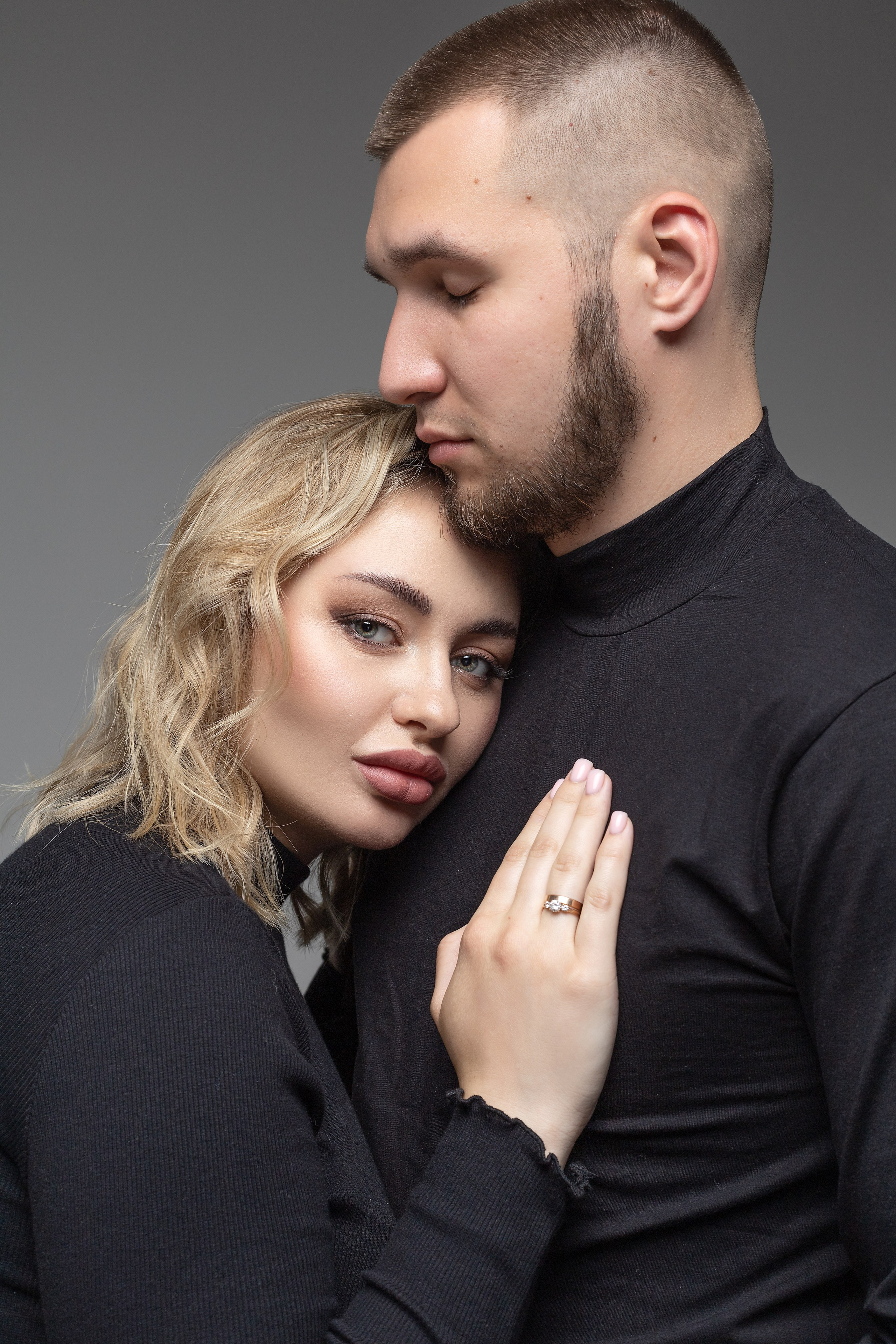 Беременность на белом фоне. Ирина Мезенцева | Женский и предметный фотограф | г. Омск