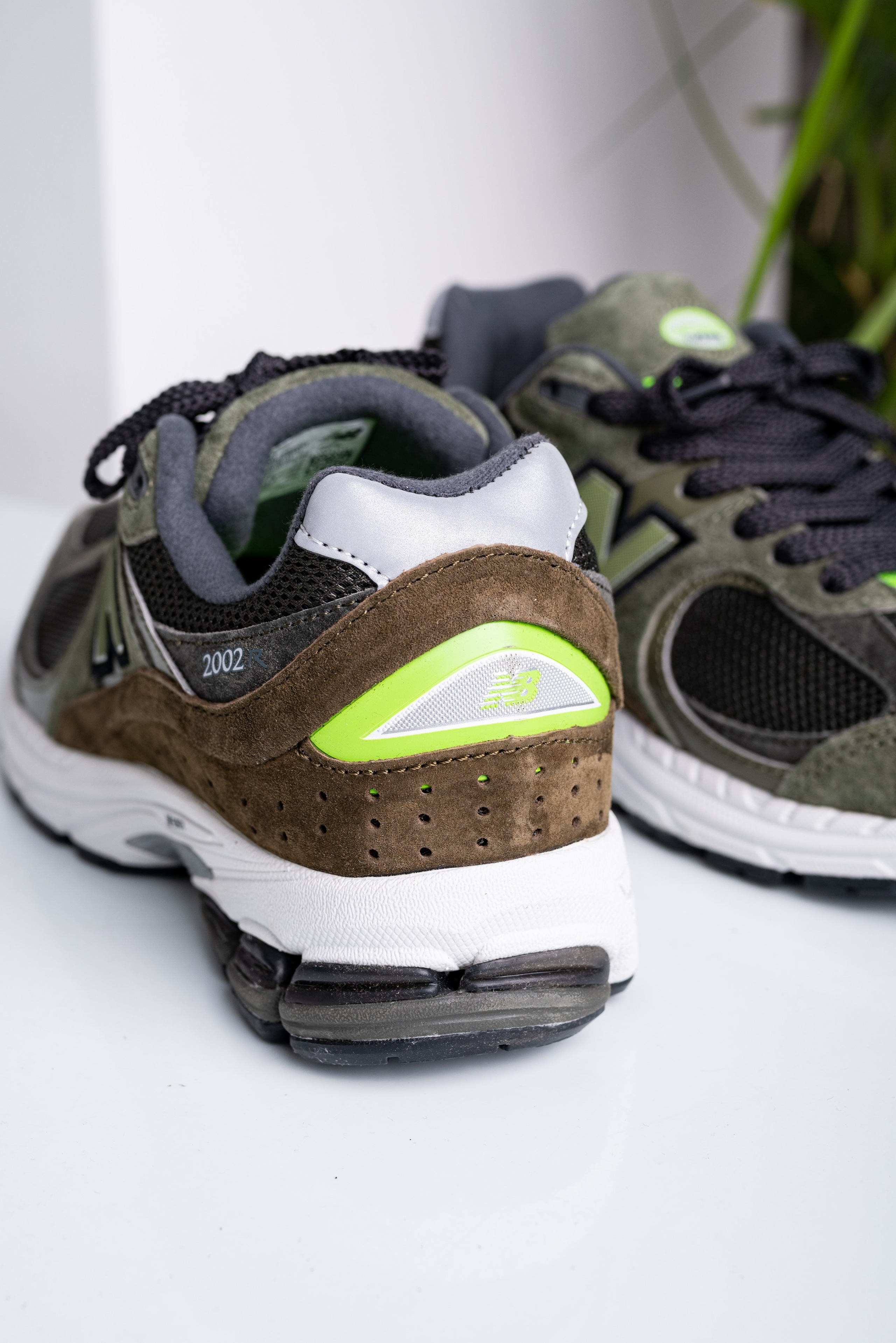 Кроссовки в студии. Предметный фотограф, фото для маркетплейсов Пятигорск, КМВ