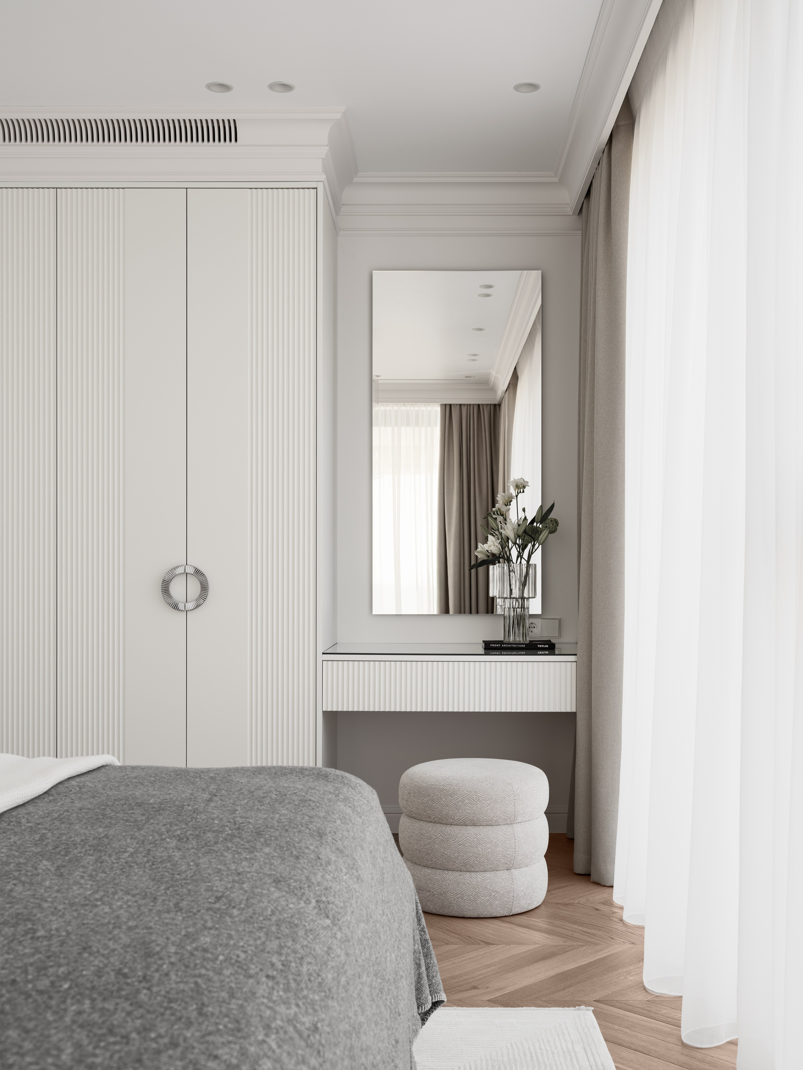 Утончённый угол спальни с туалетным столиком, зеркалом и мягким пуфом, выполненный в нейтральной цветовой гамме. Проект дизайнера Алёны Боярской, стилизованный Натальей Якушевой и запечатлённый фотографом Сергеем Денисенко, воплощает сдержанную роскошь и гармонию линий.