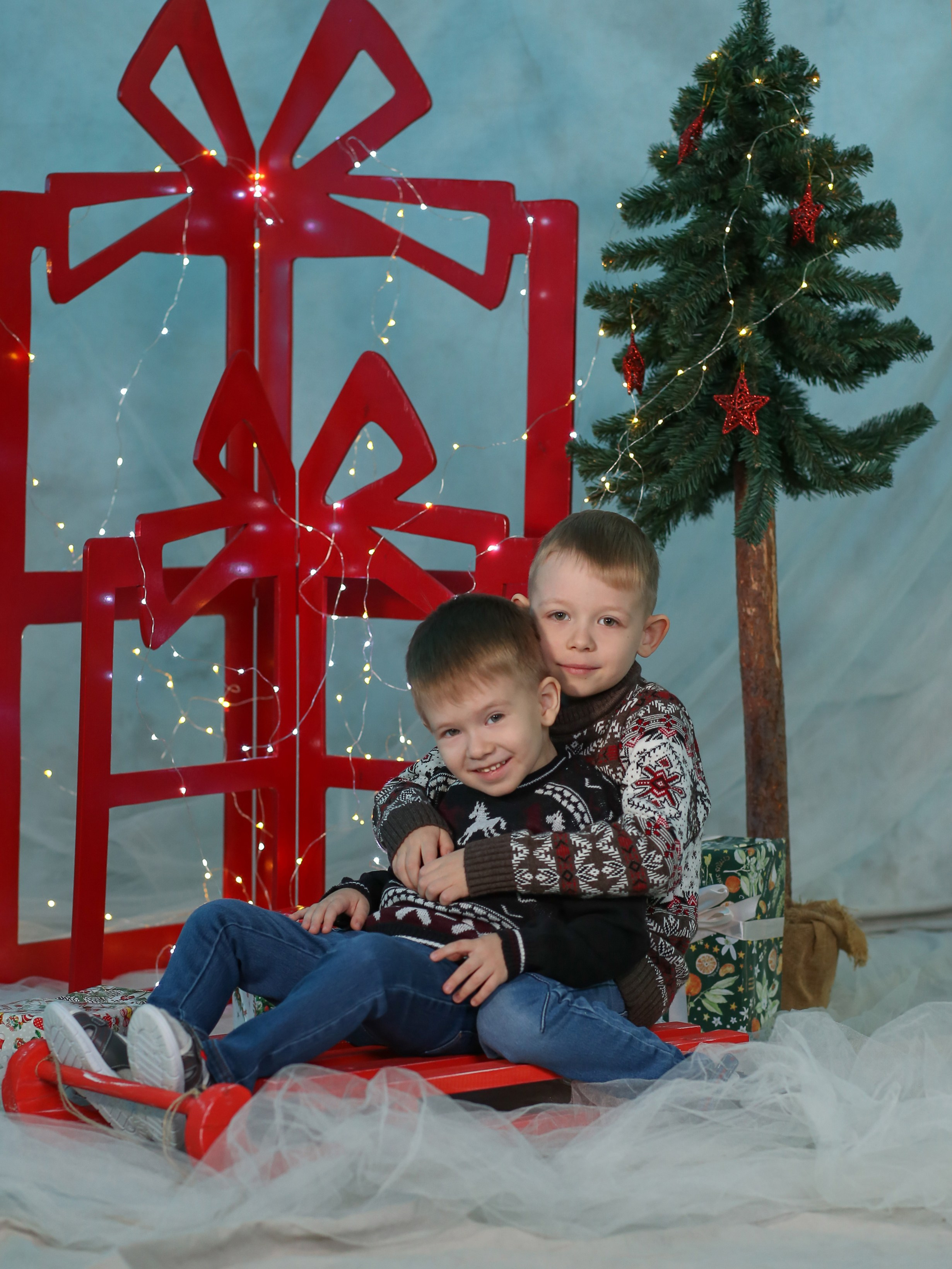 Общее фото в детском саду с выездным реквизитом в Тюмени. Выпускные альбомы в Тюмени для школ, садов, вузов спортивных секций