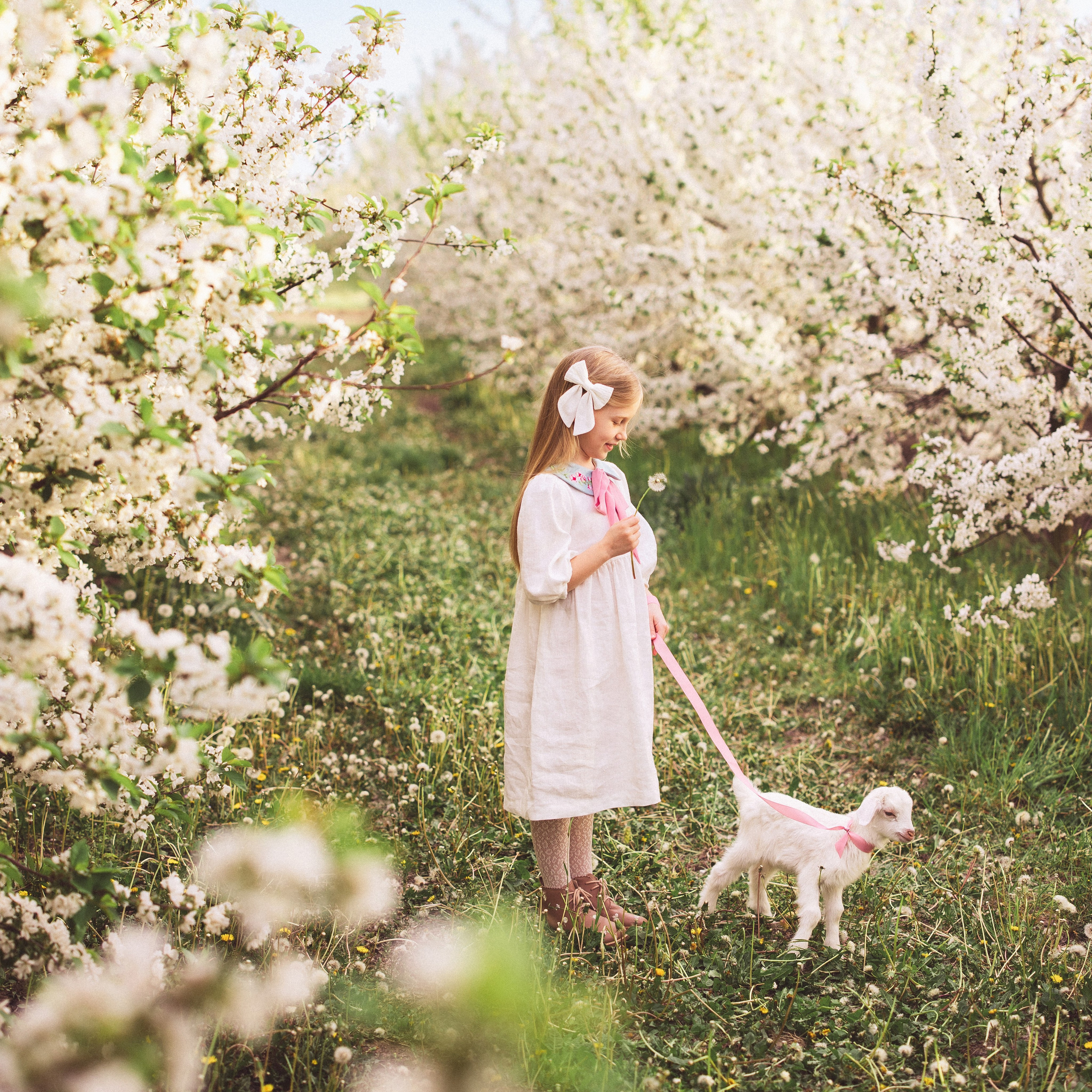 Фотосессия в цветущем саду с козочкой. Семейный и детский фотограф в Краснодаре Анна Трашкова
