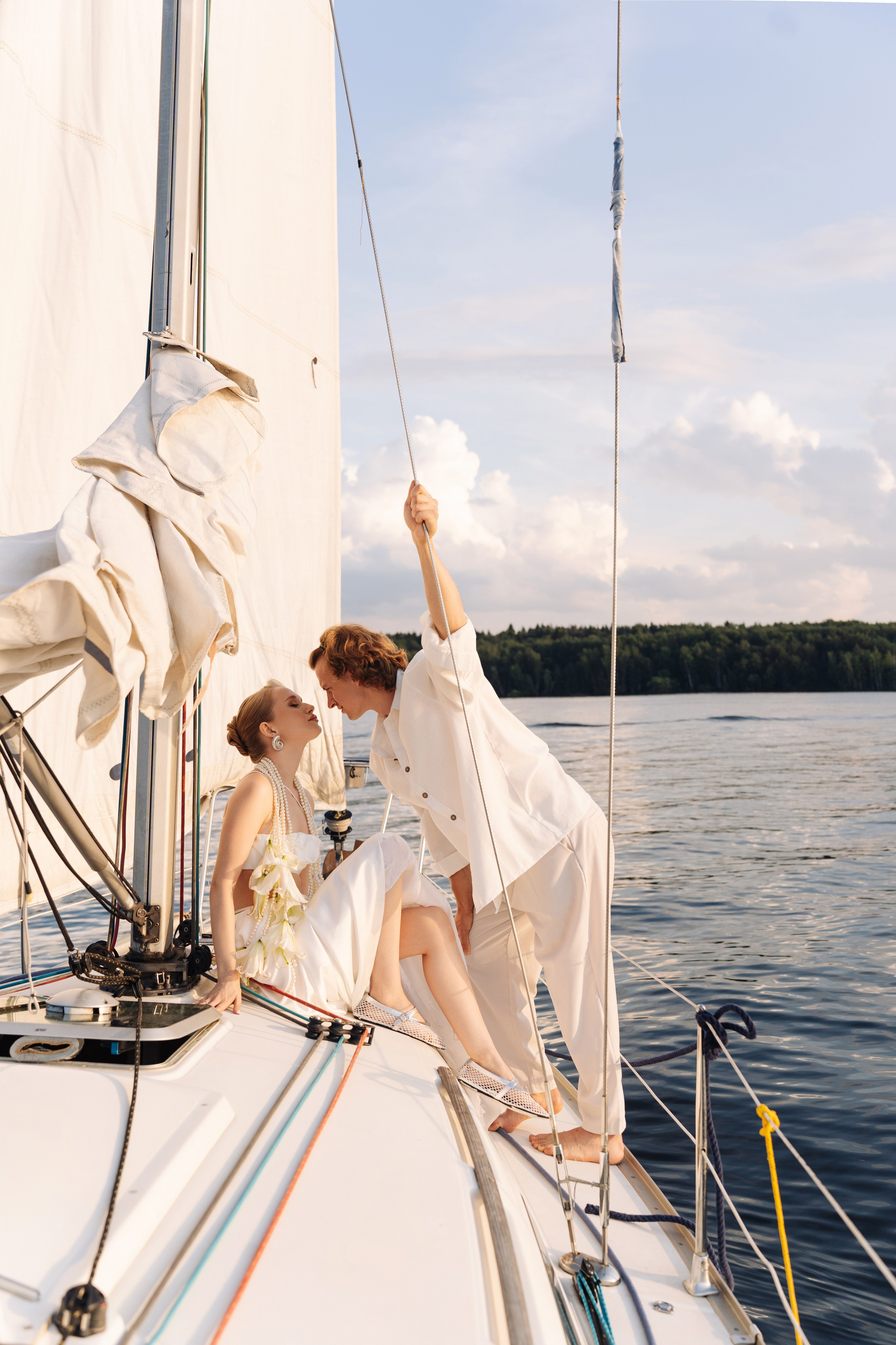 Свадебная фотосессия на яхте на закате (Пироговское водохранилище)
