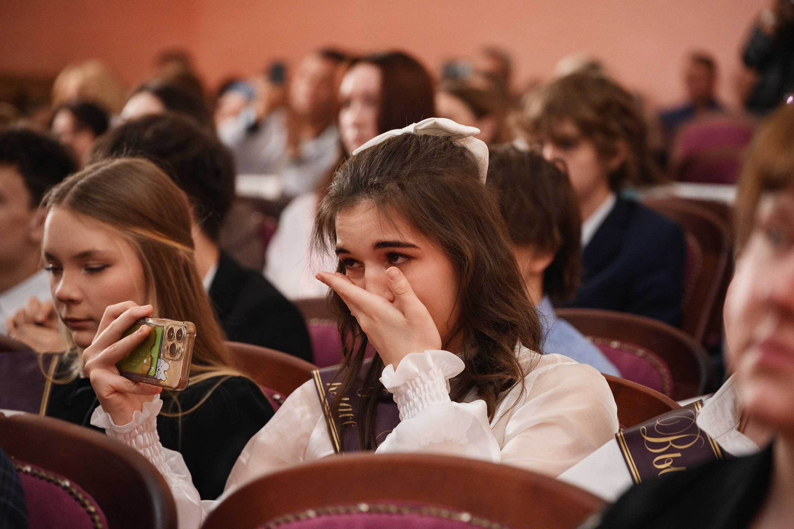 Фотосъемка последнего звонка в Петропавловске-Камчатском, Торжественная линейка выпускников в Петропавловске-Камчатском, Школьная фотосессия с учителями и одноклассниками в Петропавловске-Камчатском, Трогательные кадры прощания со школой в Петропавловске-Камчатском, Стоимость фотосъемки последнего звонка в Петропавловске-Камчатском.