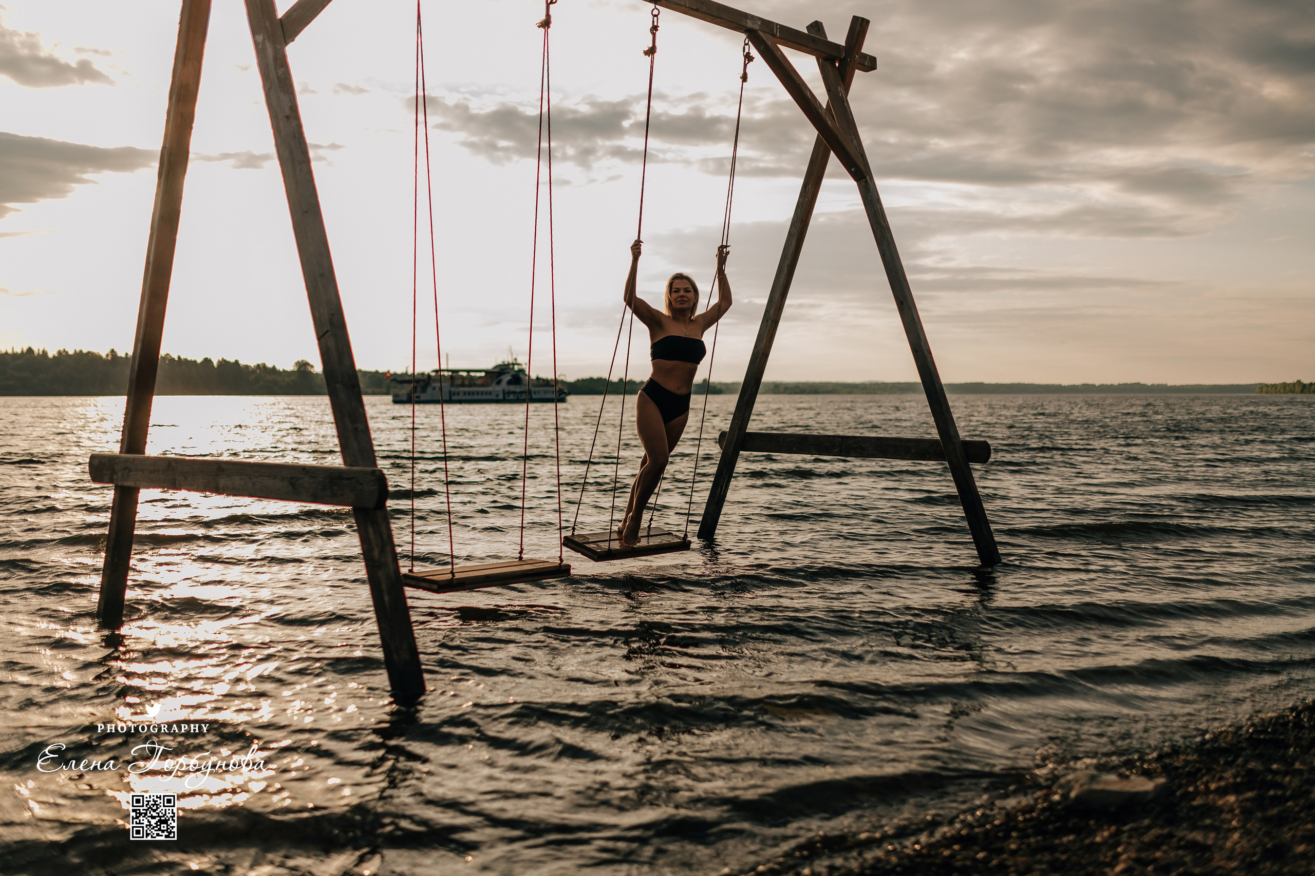 Фотосессия с черной тканью. Легкая черная вуаль летит на вертру. Фотосессия у реки черная серия с тканью. Девушка укуталась в черную ткань. Прогулка по набережной. Песок, речка, модель в черном. Качели над водой, Закат.