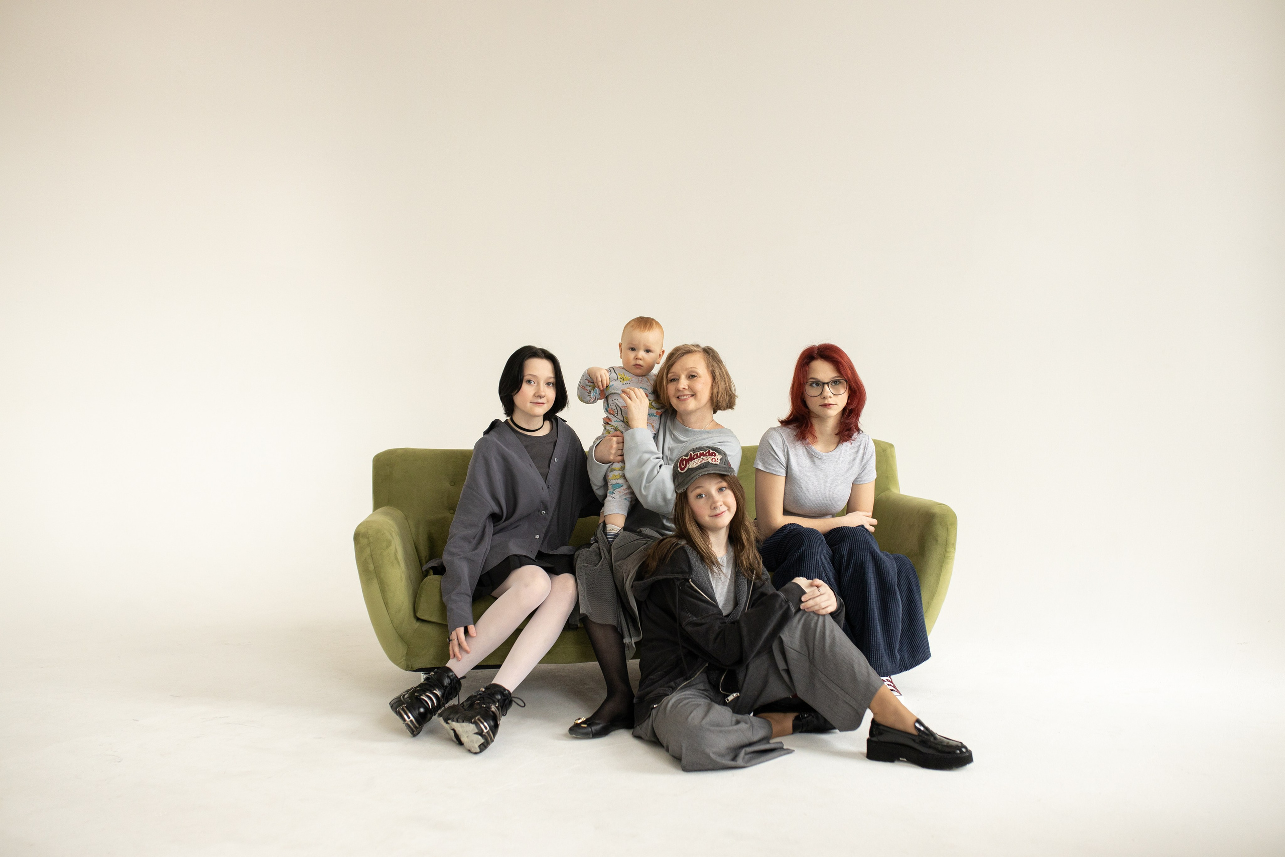 Семейная фотосессия на циклораме с естественным светом. Фотограф в Железнодорожном и Балашихе