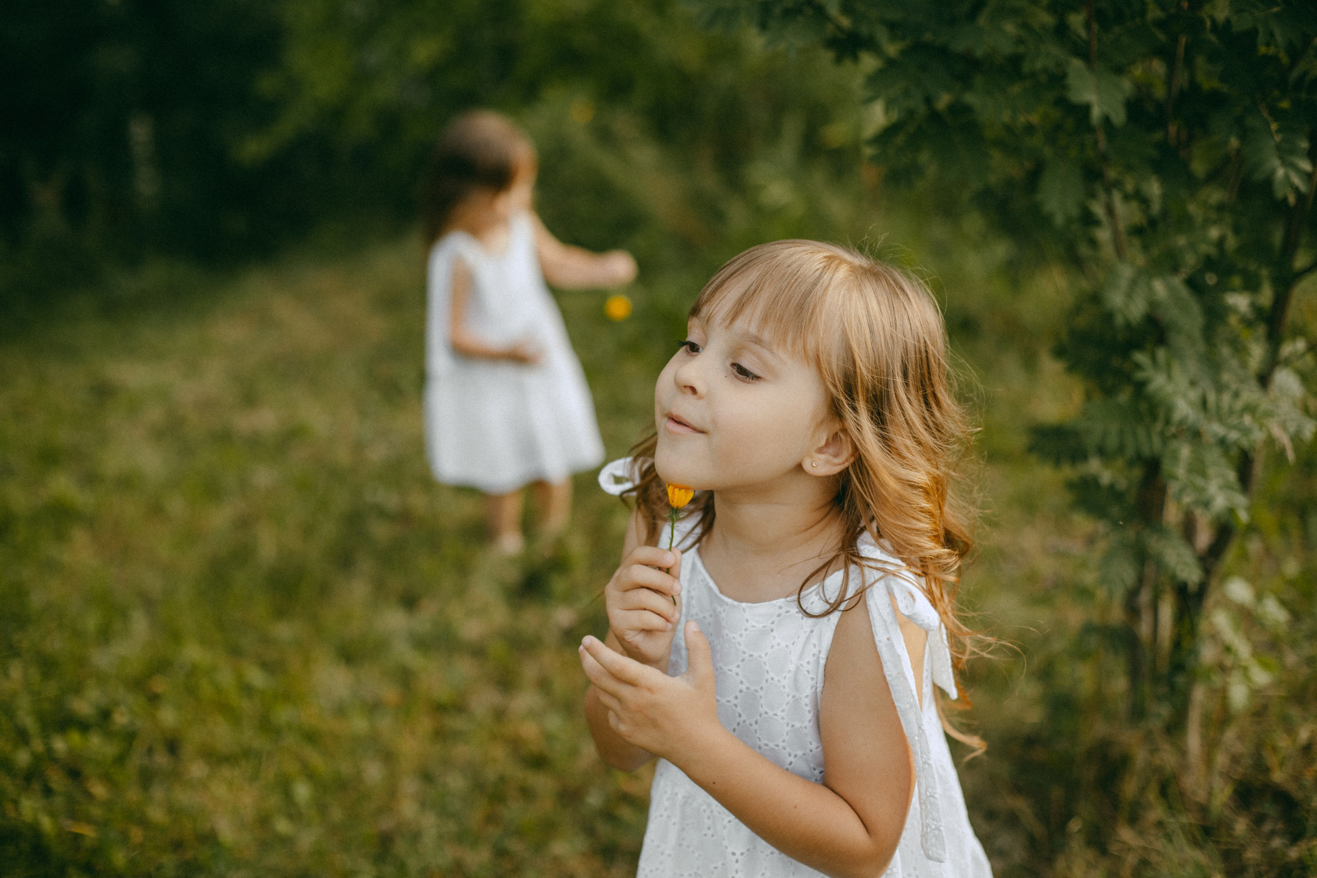 Эмма и Влада на летней прогулке с мамой. Фотограф Наталья Кургина Слюдянка Иркутск