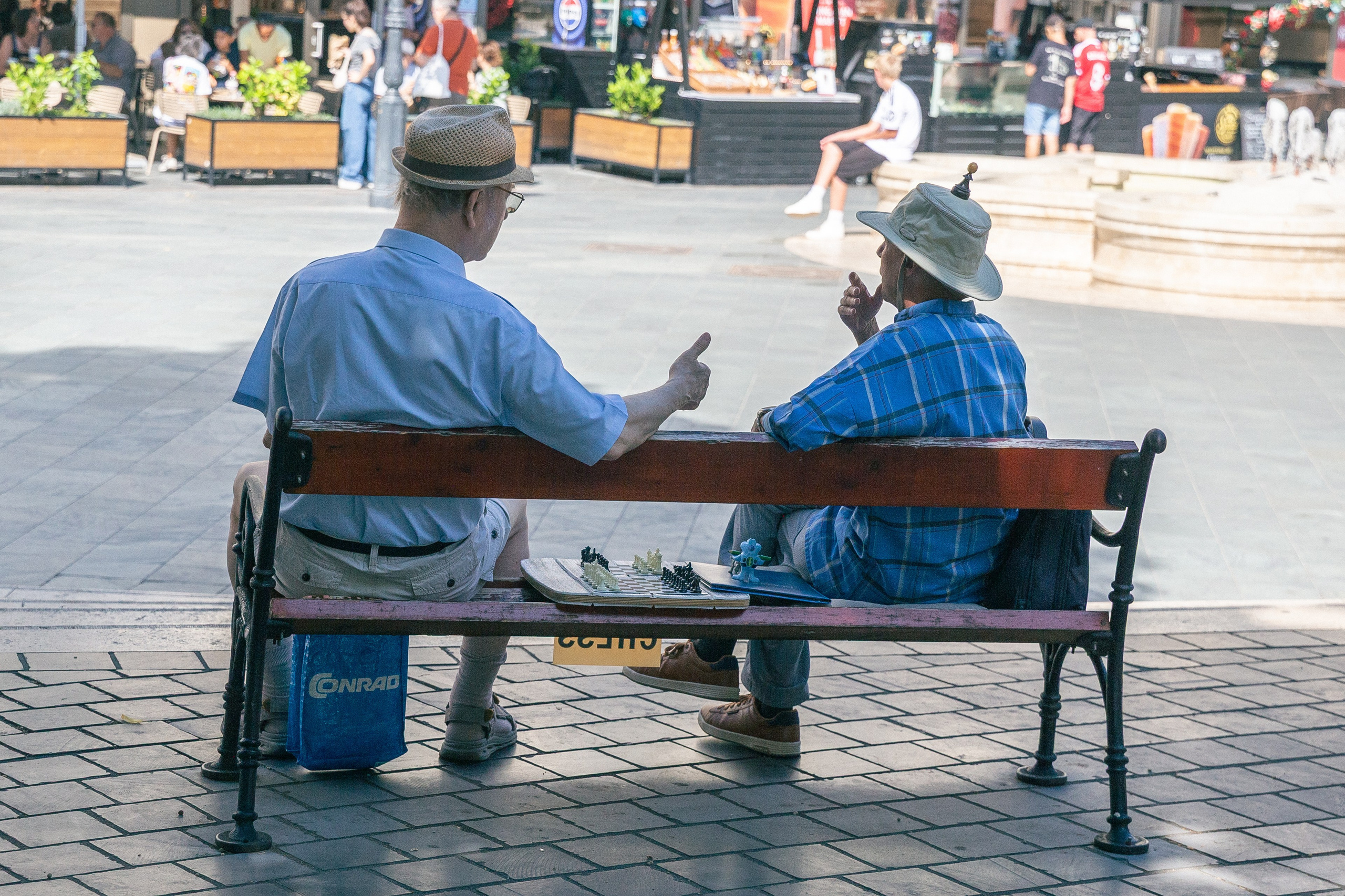 STREET PHOTOGRAPHY. Photographer in Budapest  — Yura Knyazev
