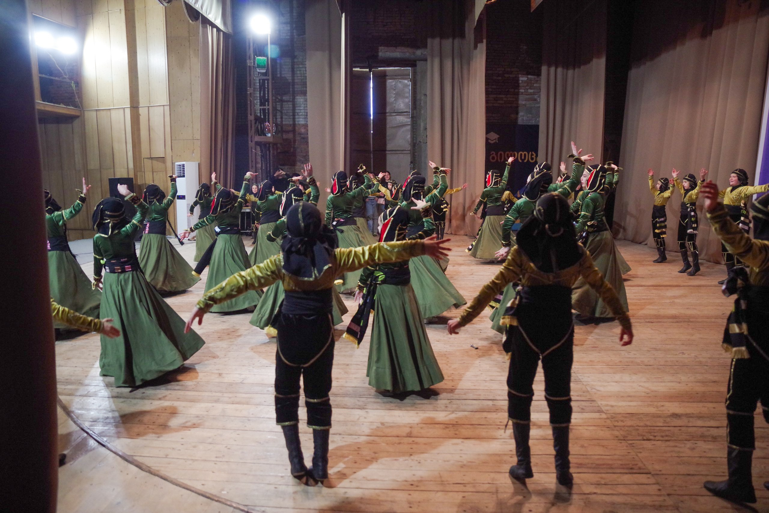 Грузинский танец. Портретный фотограф Денис Милютин