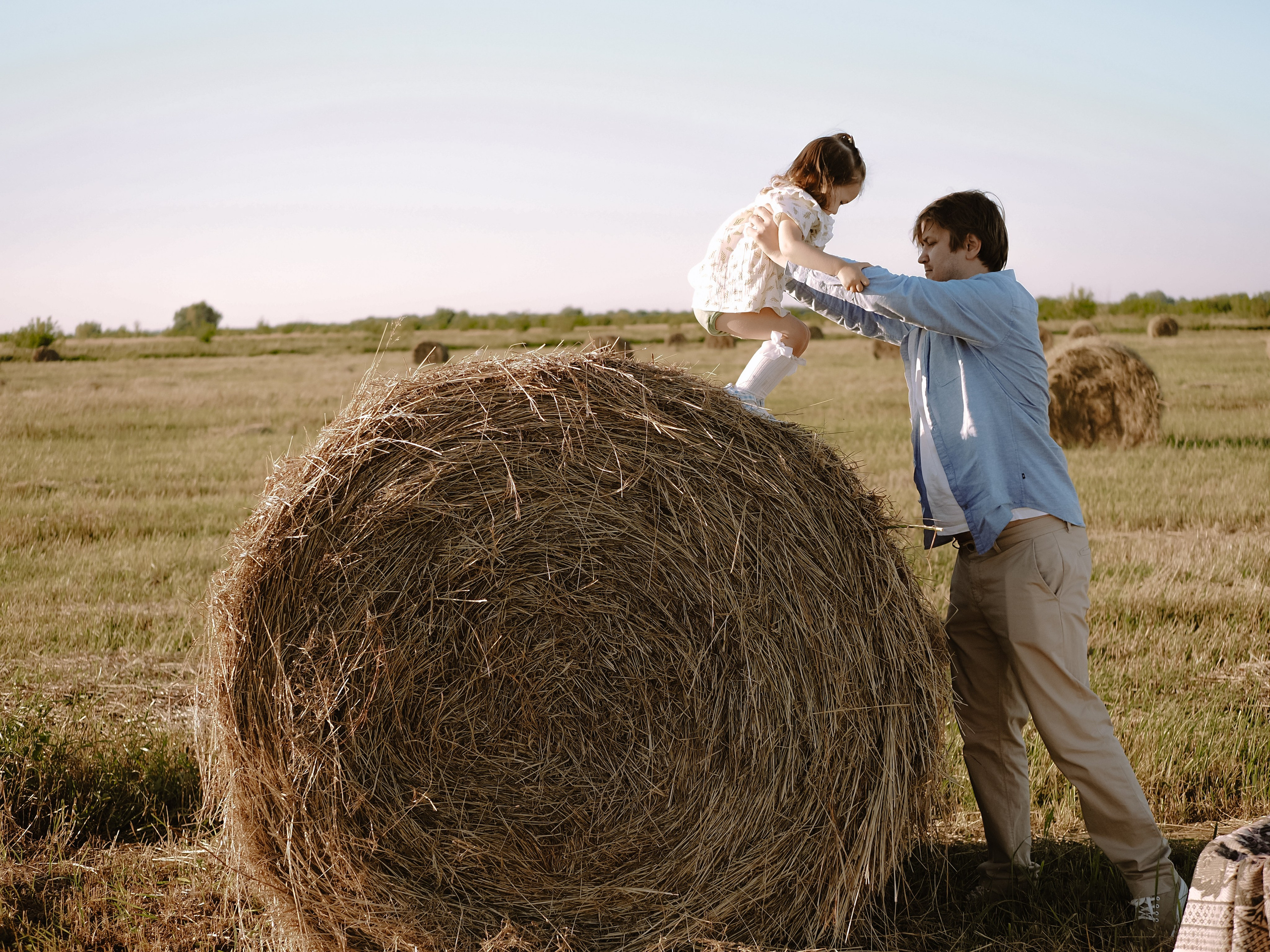 Гоняться по полю на тачке с мамой и папой. Обижаться. Смеяться. Фотограф Рязань. Семейный Свадебный фотограф