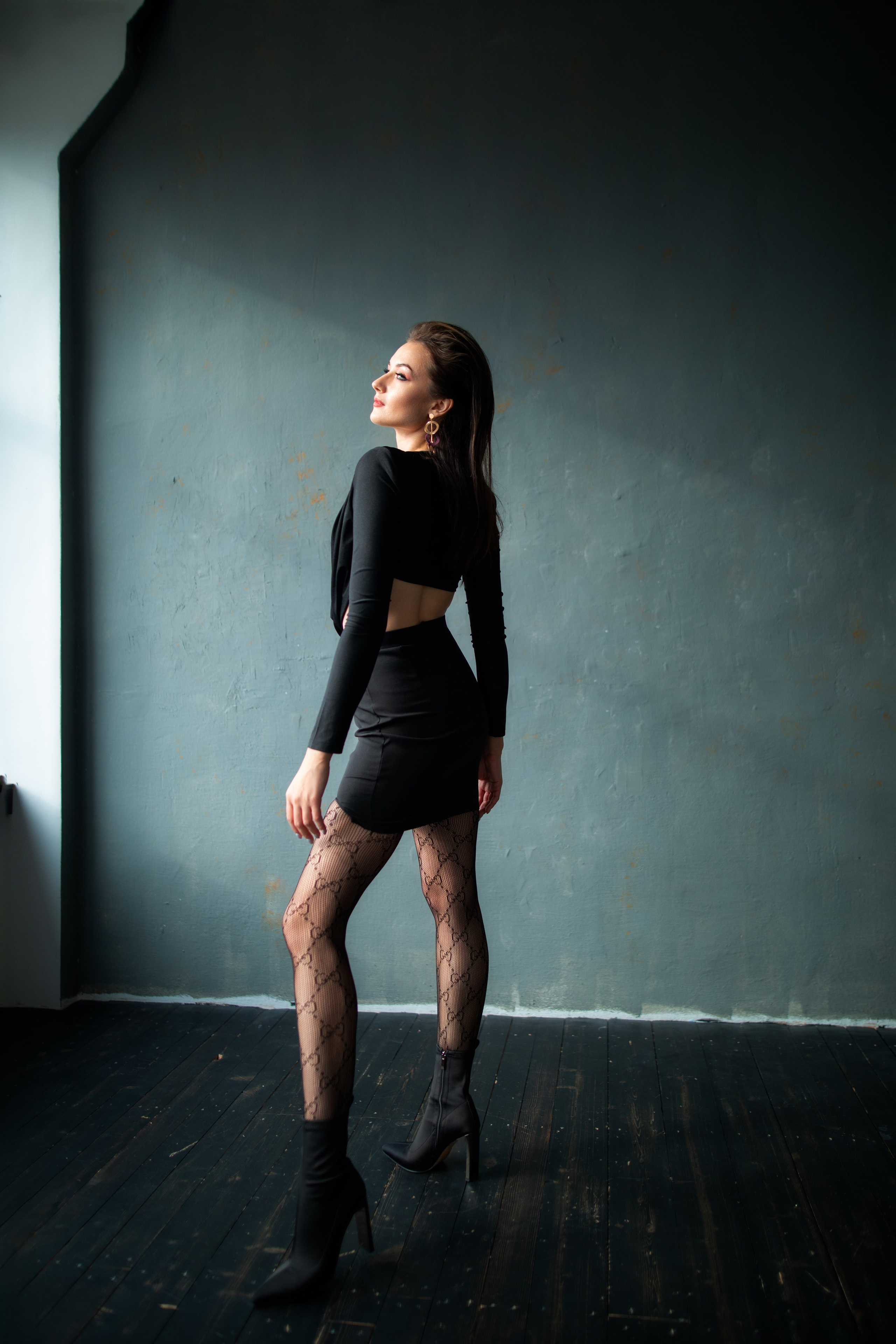 Студийный фотосет с Анастасией в минимальном интерьере в формате для «себя»