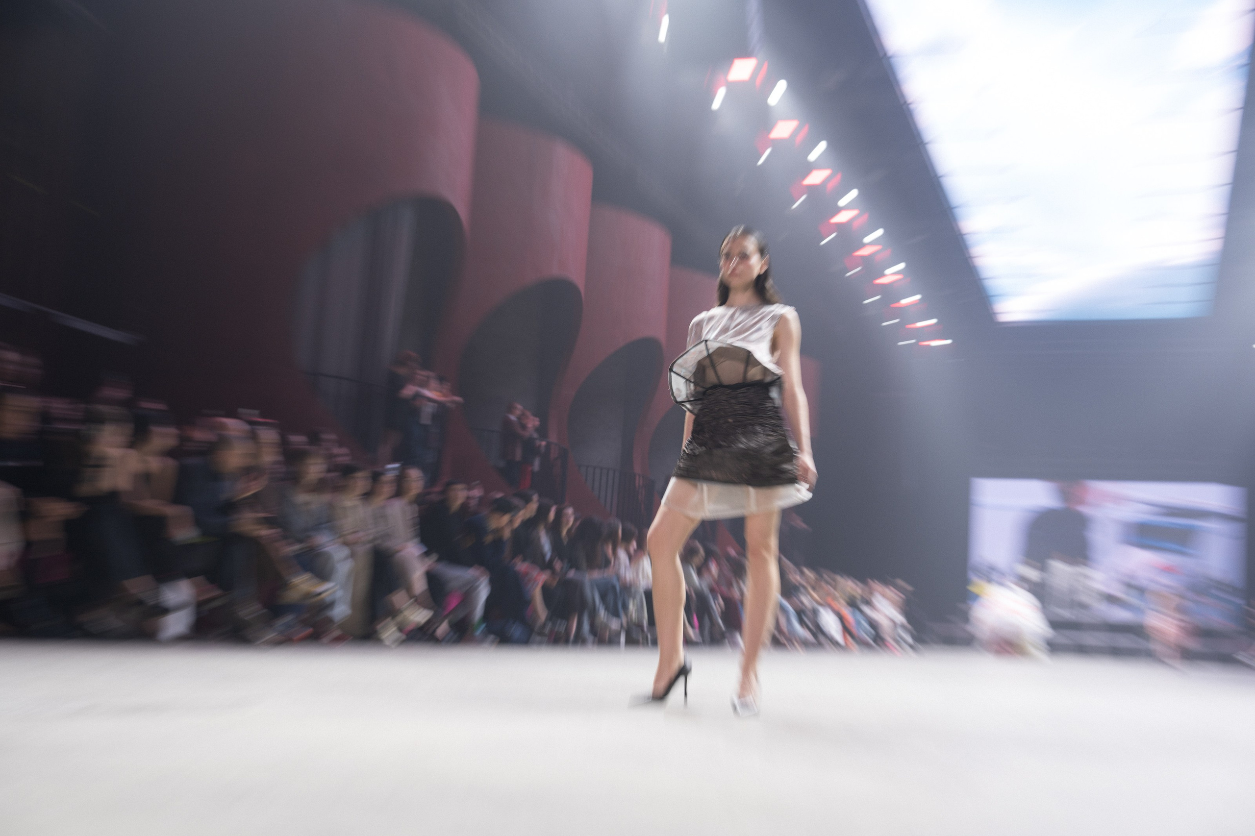 Показ Школы дизайна НИУ ВШЭ. Фотограф Николай Прокофьев модельные тесты в Москве