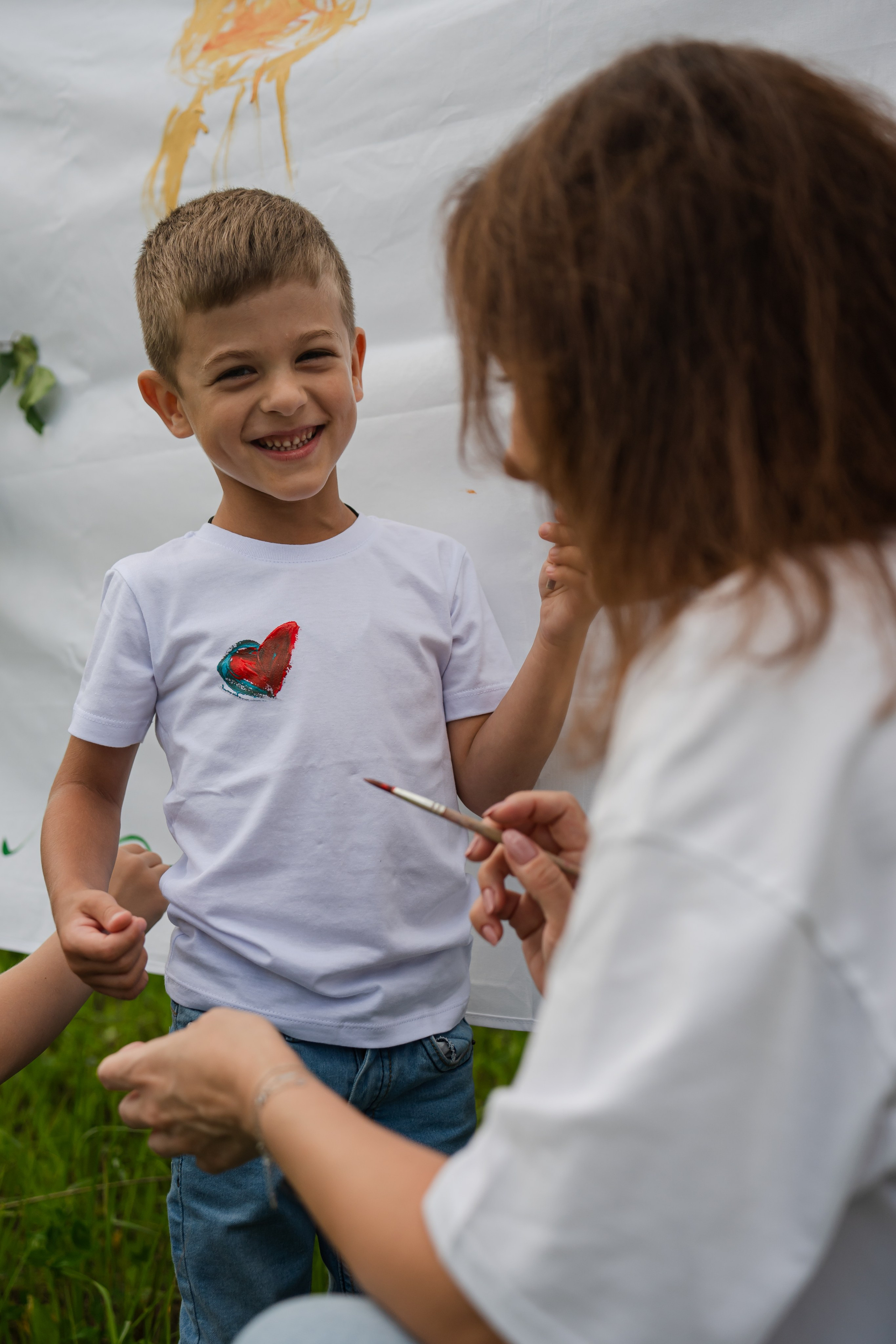 фотосессия, где дети рисуют, смеются и пачкаются красками. Ловим настоящие эмоции вашего ребенка на природе в Москве. Яркие кадры для вашего семейного архива.