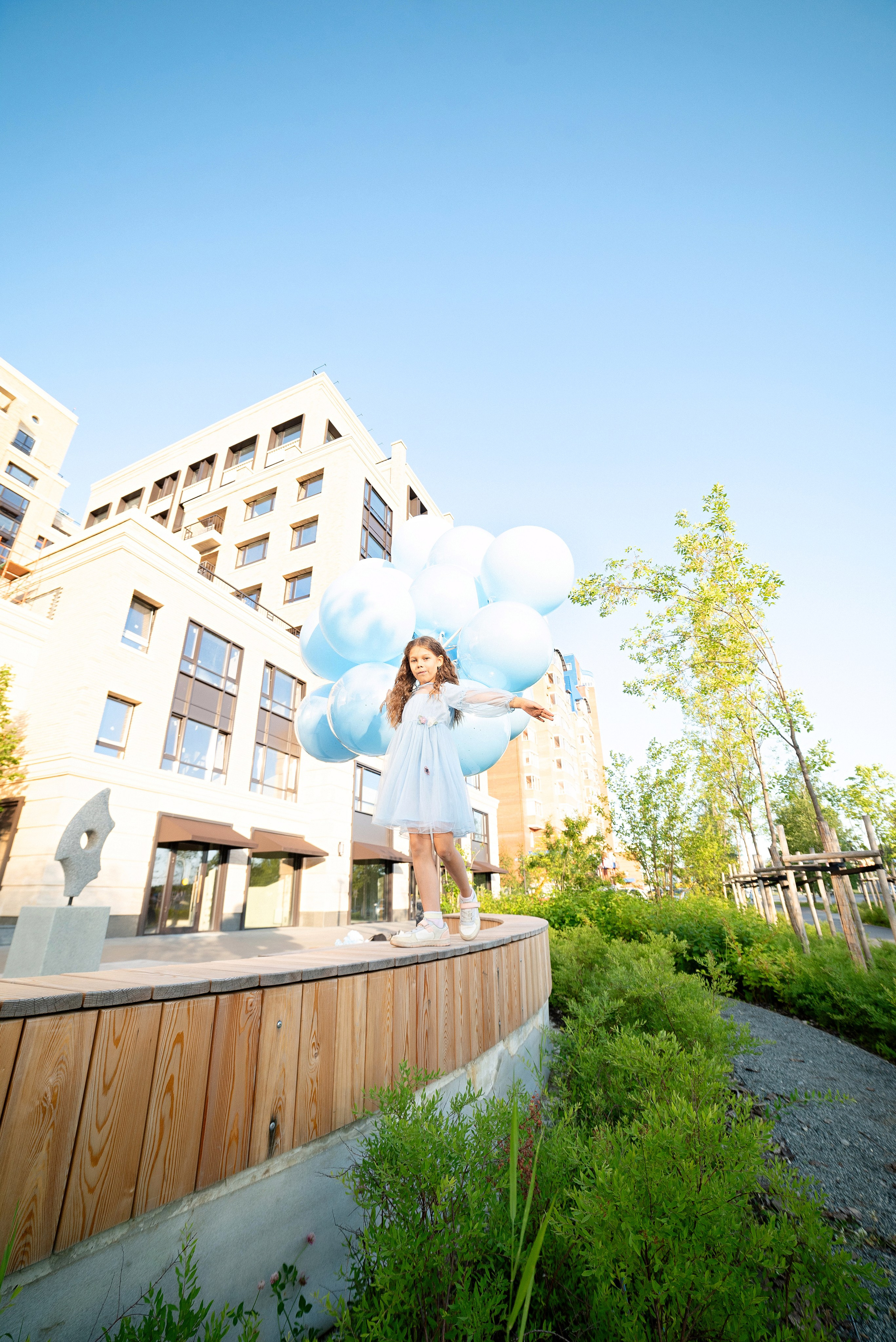 Огромные яркие воздушные шары от ШарЛэнд, парящие над живописным ландшафтом города Сургут, запечатленные профессиональным фотографом Анной Старцевой. Фото демонстрирует зрелищность мероприятия и атмосферу праздника, привлекая внимание зрителей красотой и масштабом события.