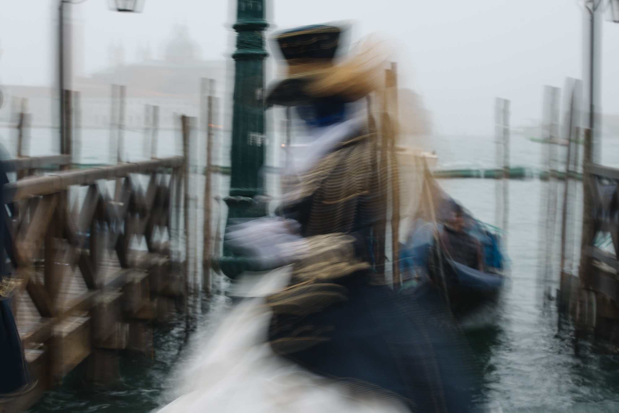 Художественная фотография в стиле Motion Blur, передающая атмосферу мистики и тайны венецианского карнавала.