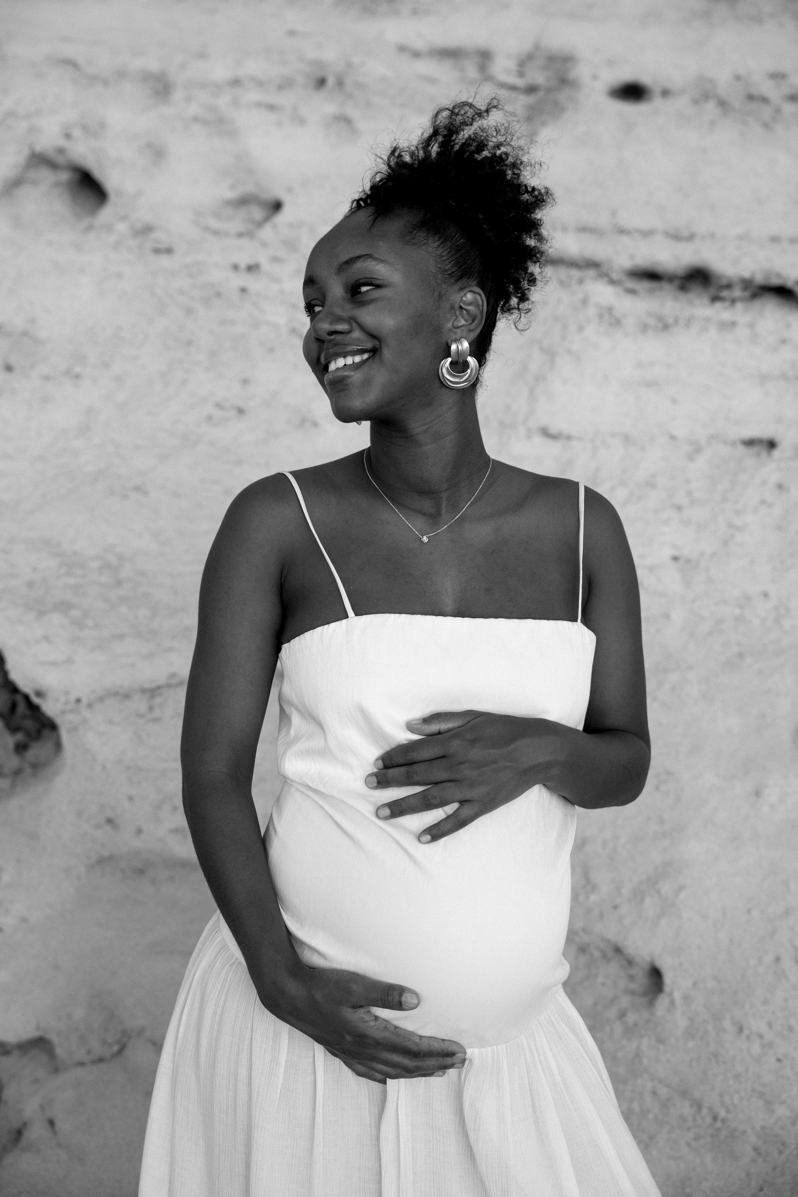 Pregnancy photoshoot near the sea. Главная