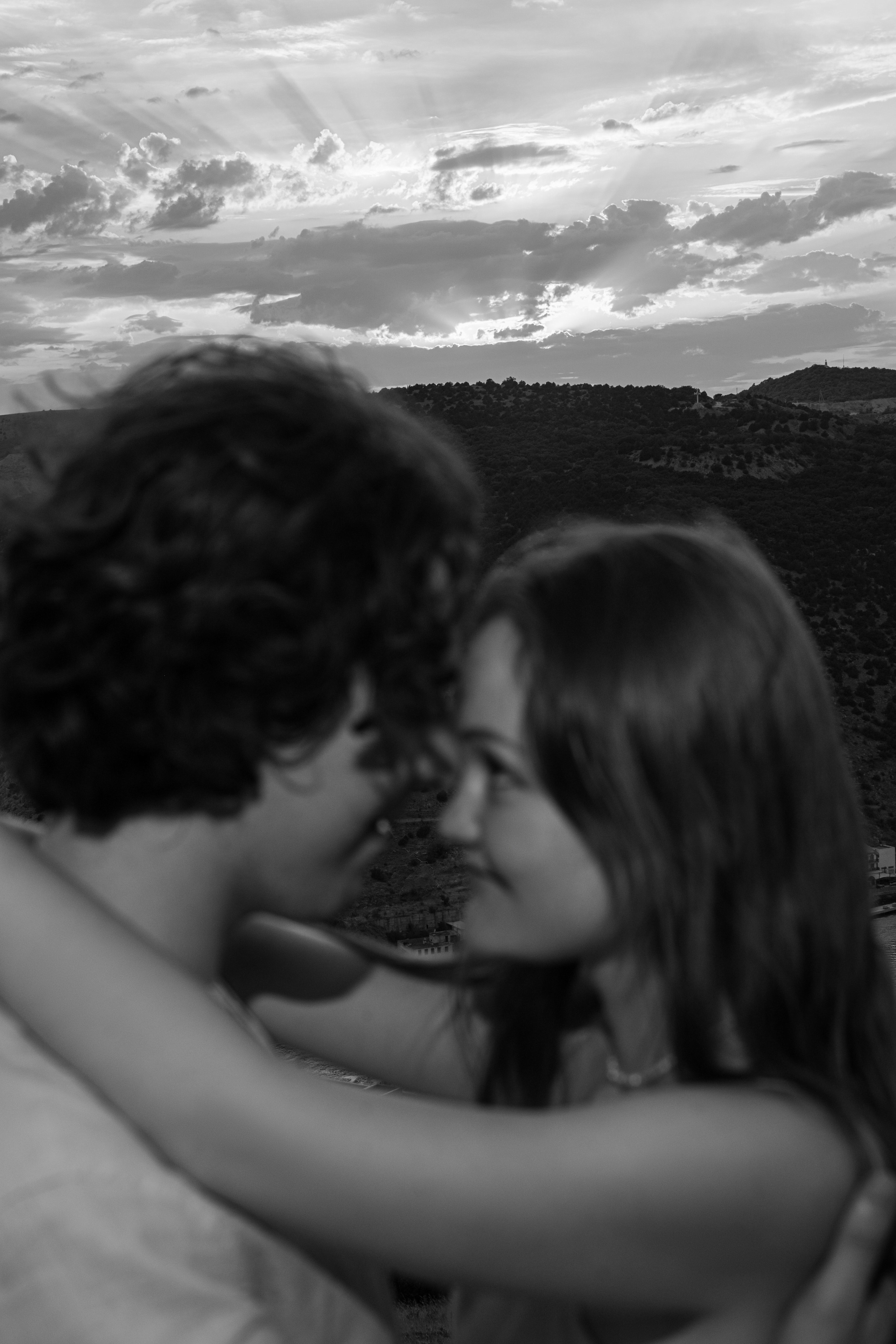 Свидание с видом на горы и море в Балаклаве. Свадебный фотограф и видеограф в Крыму! Ваш день будет незабываемым!